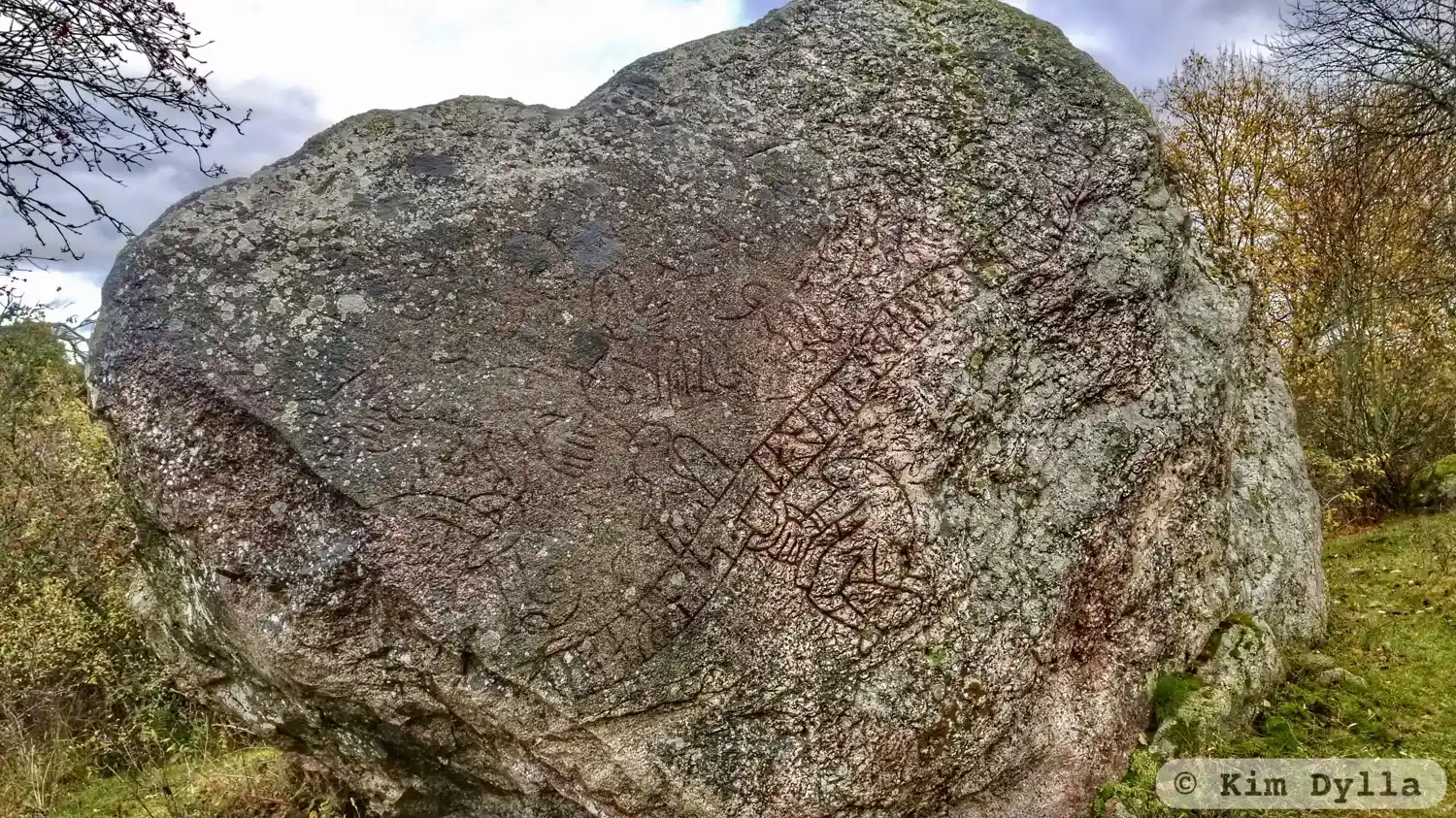 Rocher à inscription runique Gökstenen, Sö327, L1984:2827 à Härad paroisse, Strängnäs commune