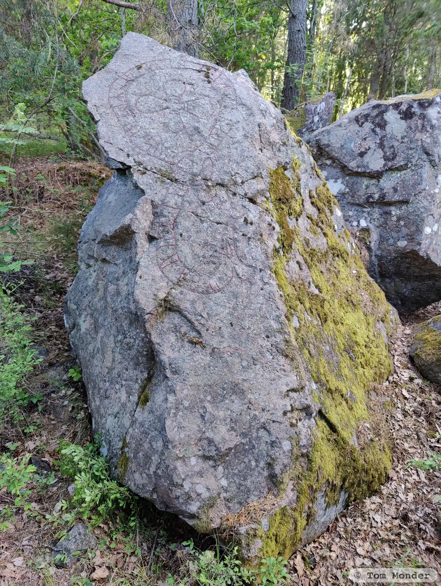 Roca con inscripción rúnica Sö332, L1983:3633 en Åker parroquia, Strängnäs municipio