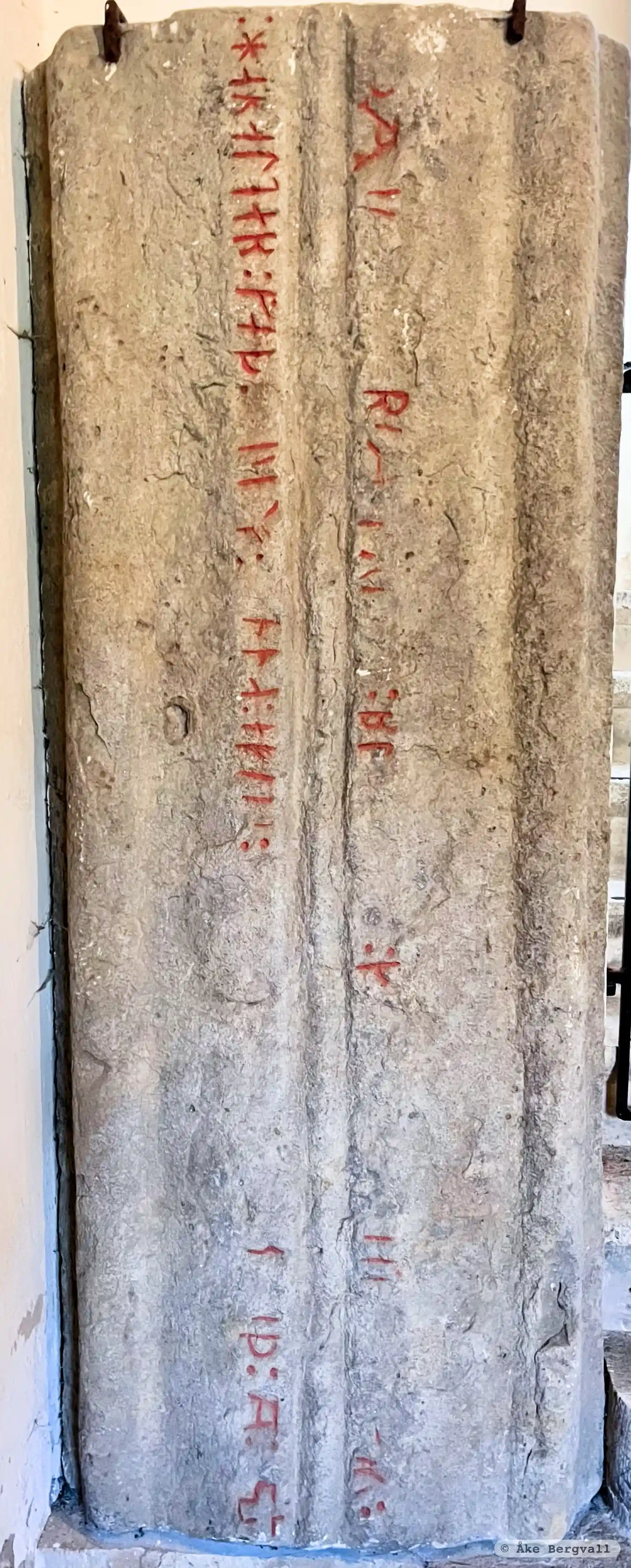 Runic inscription in grave context Vg88, L1962:2672 in Gudhem parish, Falköping municipality