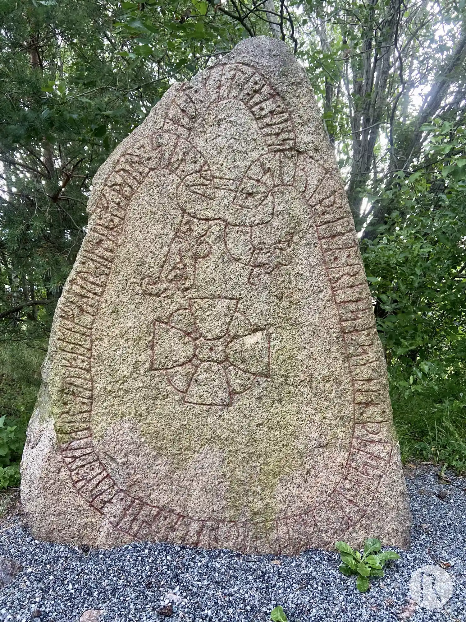 Rune-stone Ängbystenen, U478, L1943:9468 in Knivsta parish, Knivsta municipality