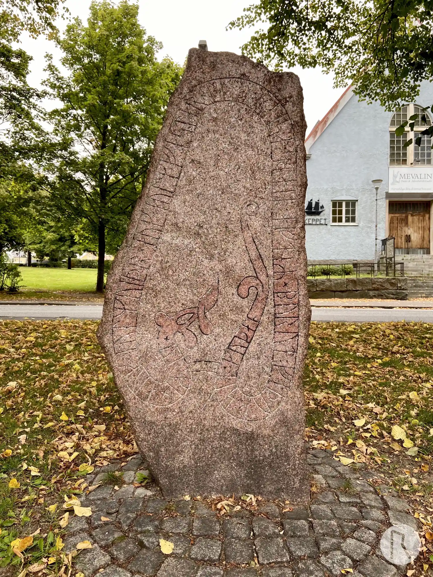 Rune-stone Brodds sten, U530, L2016:7588 in Norrtälje parish, Norrtälje municipality