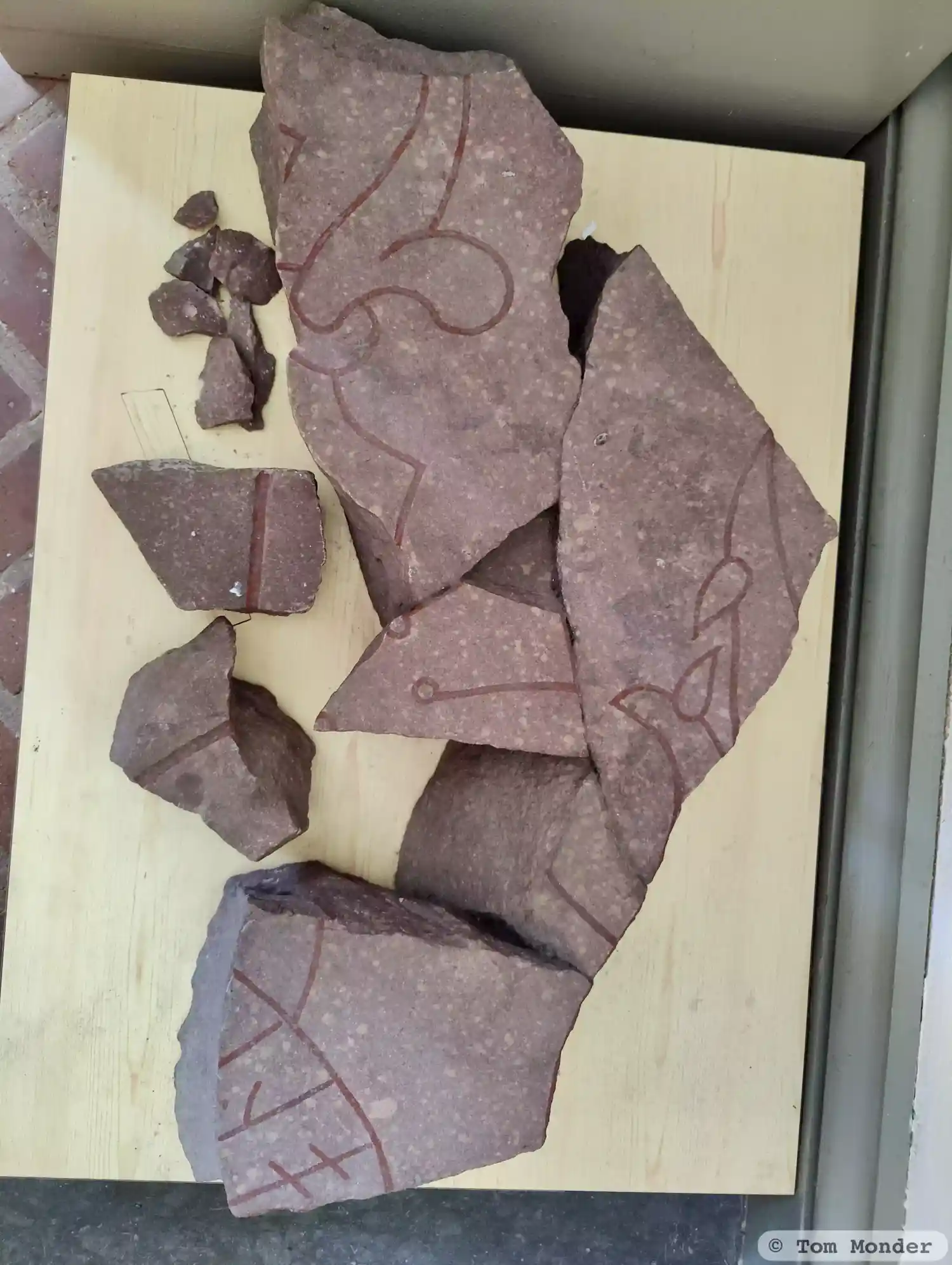 Rune-stone Gs2, L1950:2531 in Österfärnebo parish, Sandviken municipality
