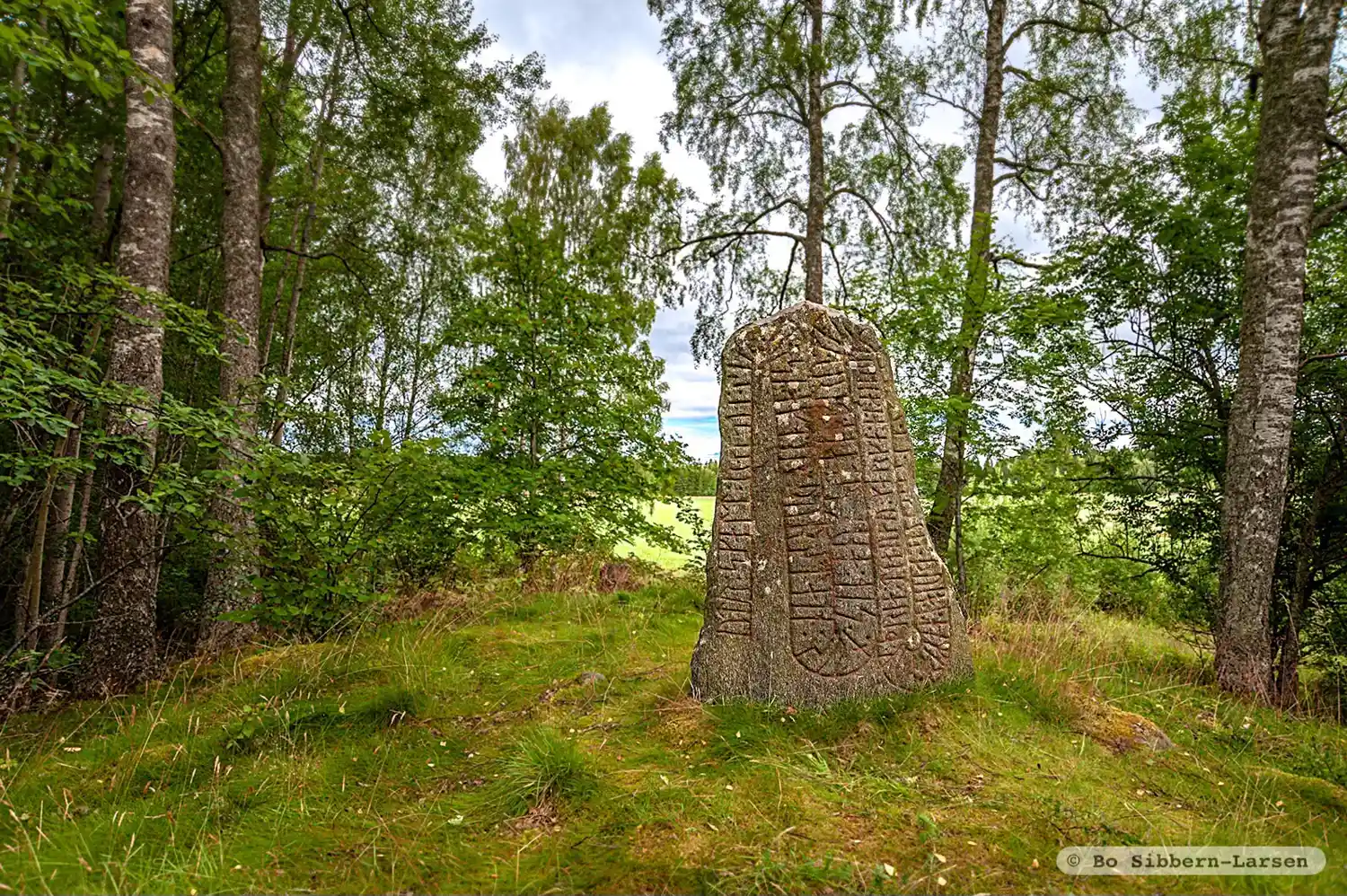 Rune-stone Kungsbacken, Vg4, L1962:152 in Ek parish, Mariestad municipality