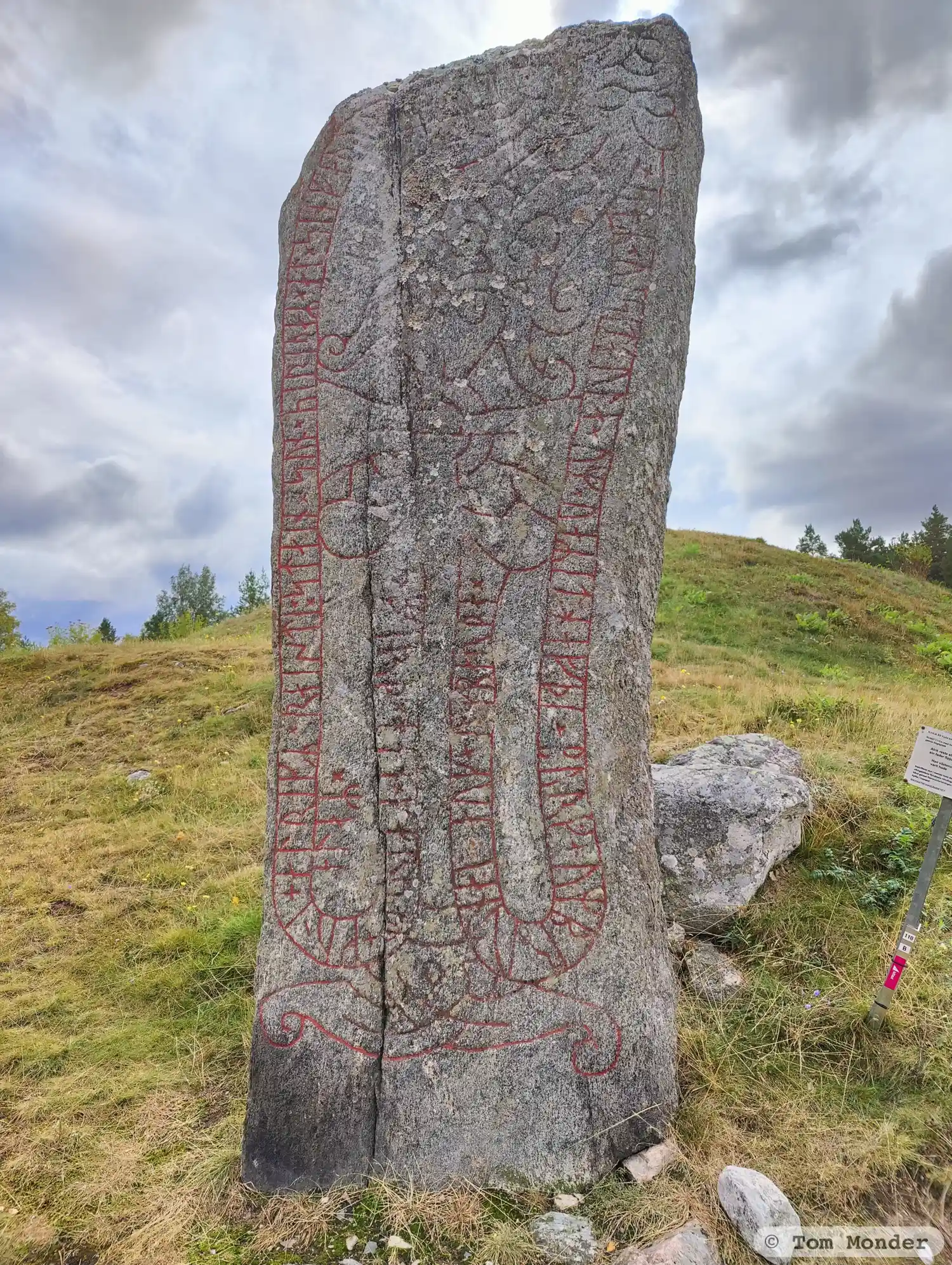 Rune-stone Kungshållet, Sö106, L1985:9055 in Kjula parish, Eskilstuna municipality