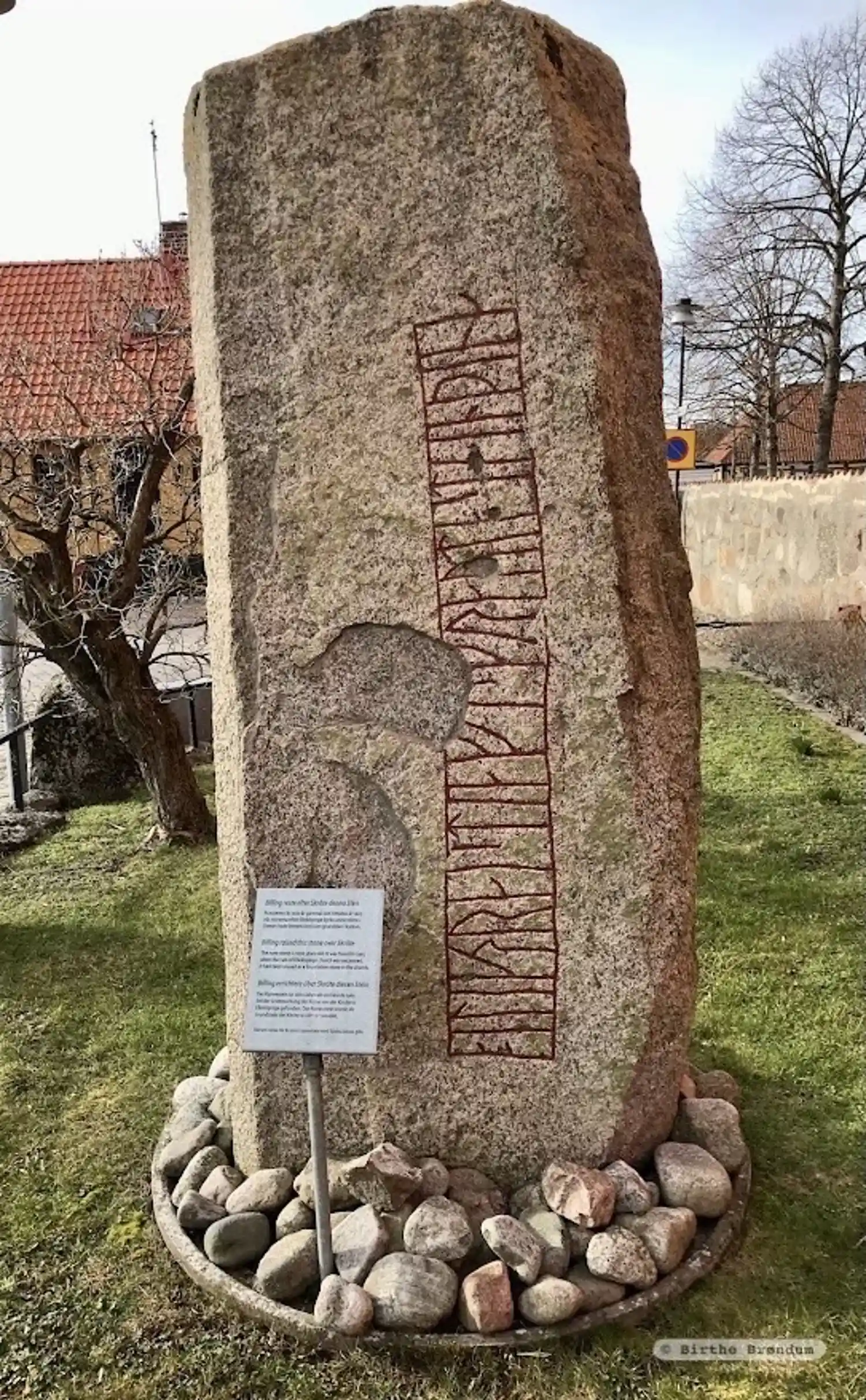 Rune-stone L1986:9602 in Åhus parish, Kristianstad municipality