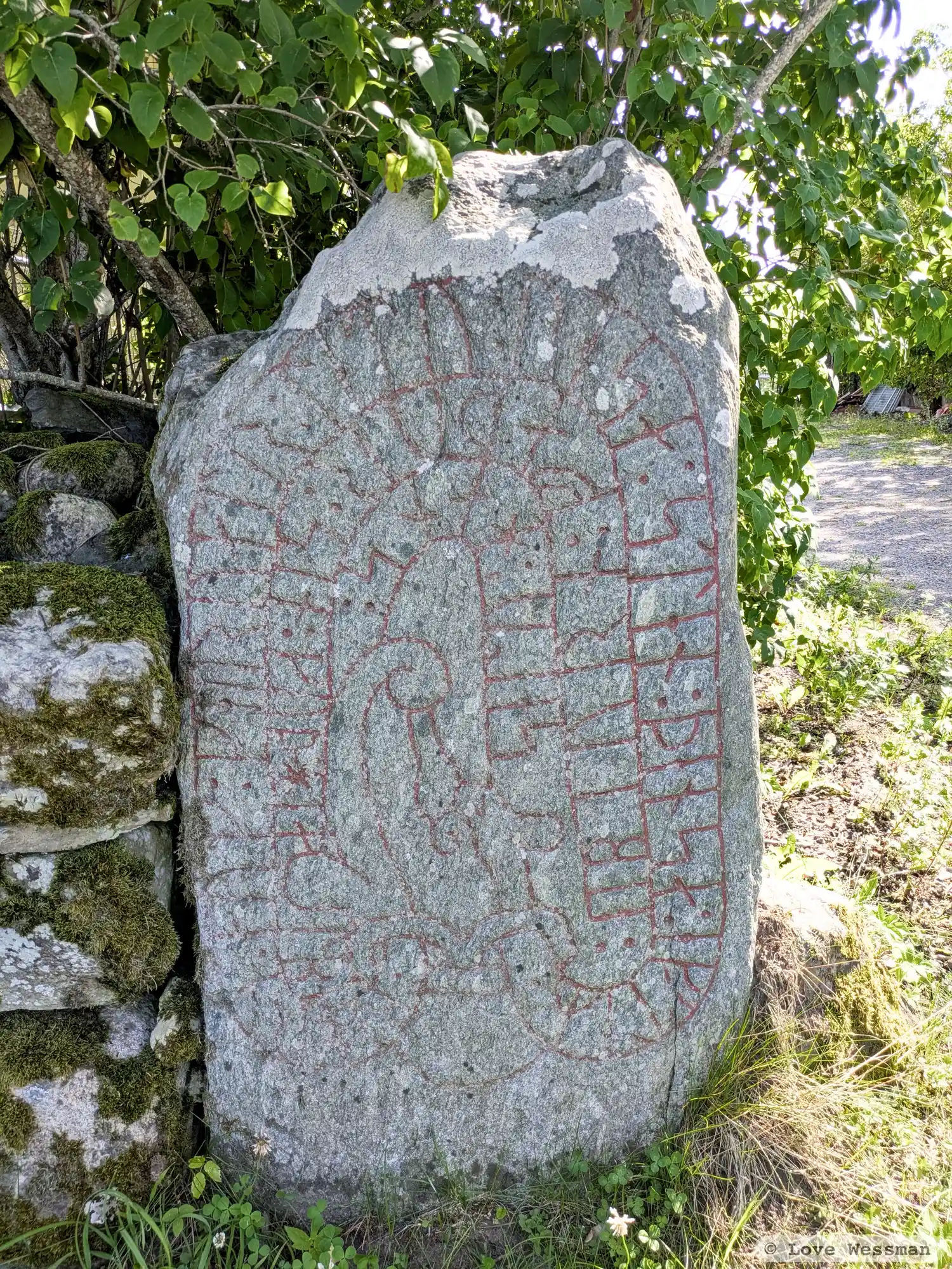 Rune-stone Nä11, L1980:4067 in Stora Mellösa parish, Örebro municipality