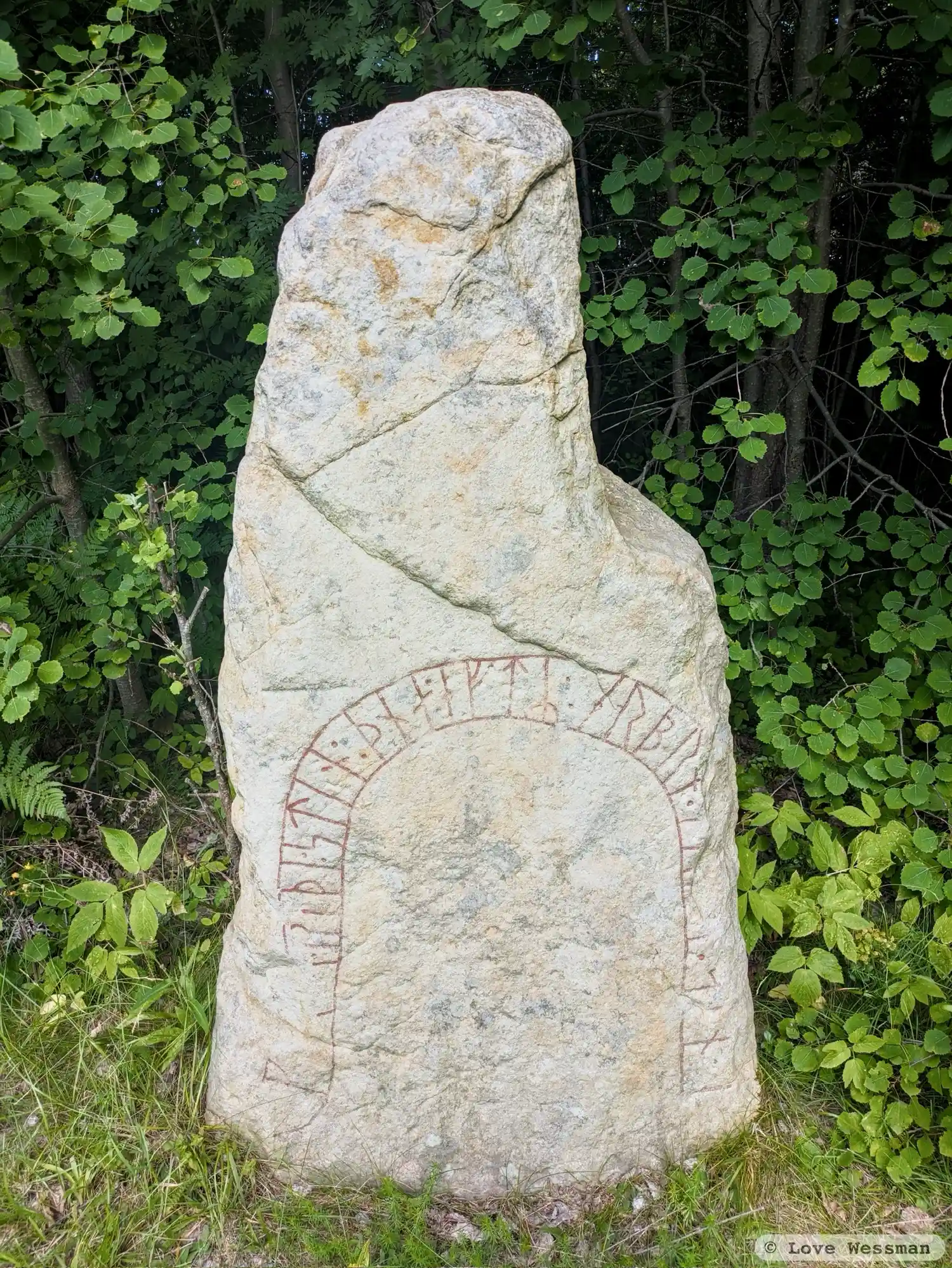 Rune-stone Nä9, L1981:7452 in Kumla parish, Kumla municipality