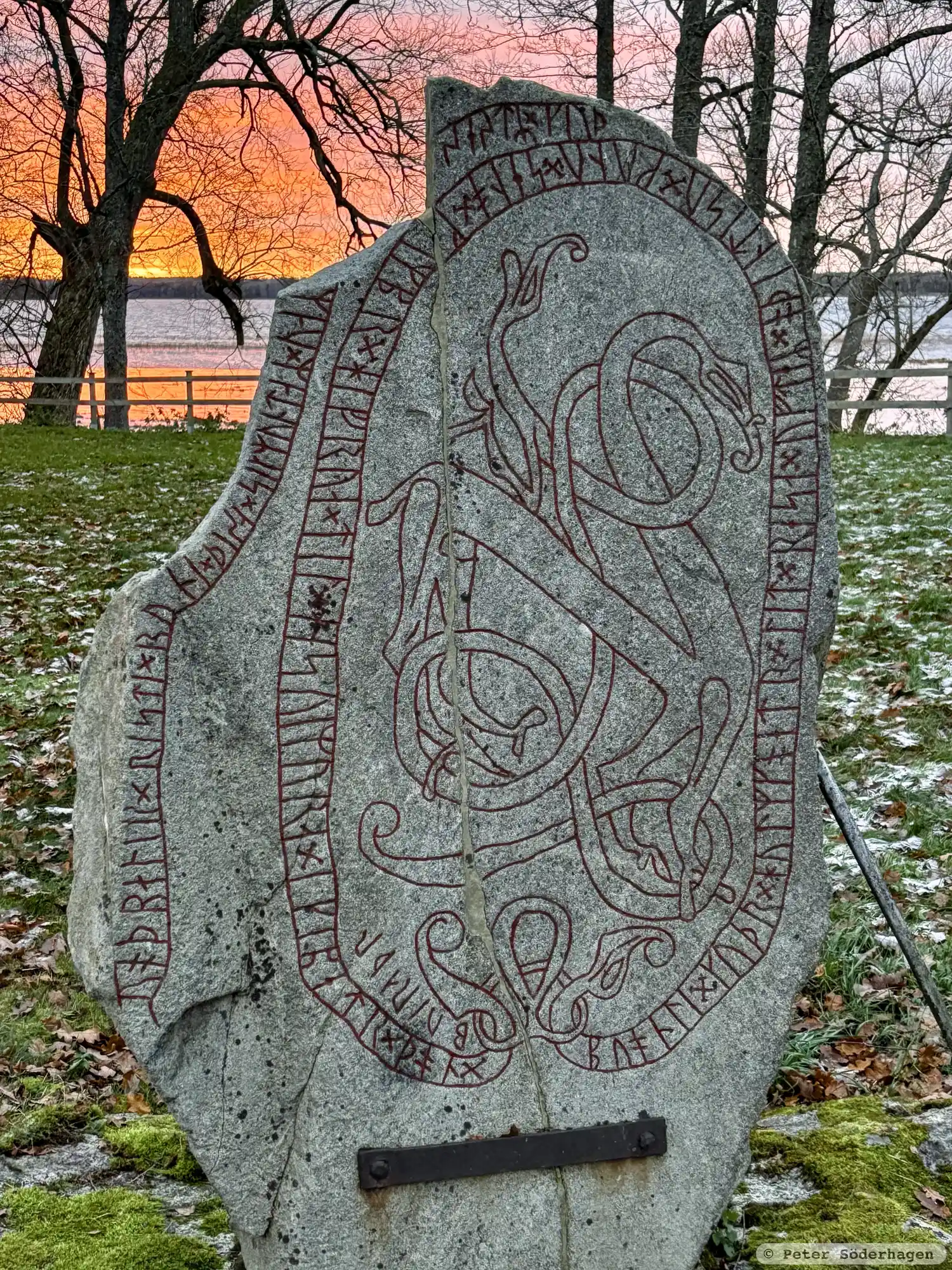 Rune-stone Odendisastenen, Vs24, L2004:7522 in Fläckebo parish, Sala municipality