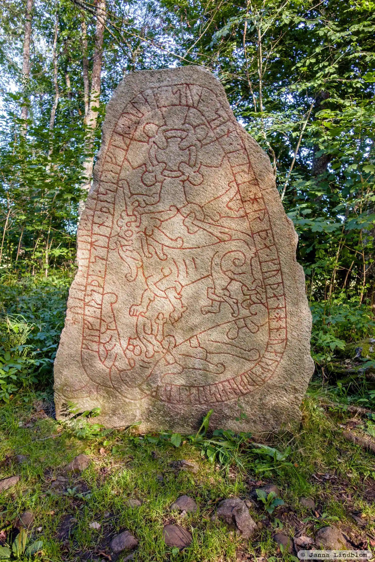 Rune-stone Olsbrostenen, Vg181, L1965:3220 in Norra Åsarp parish, Falköping municipality