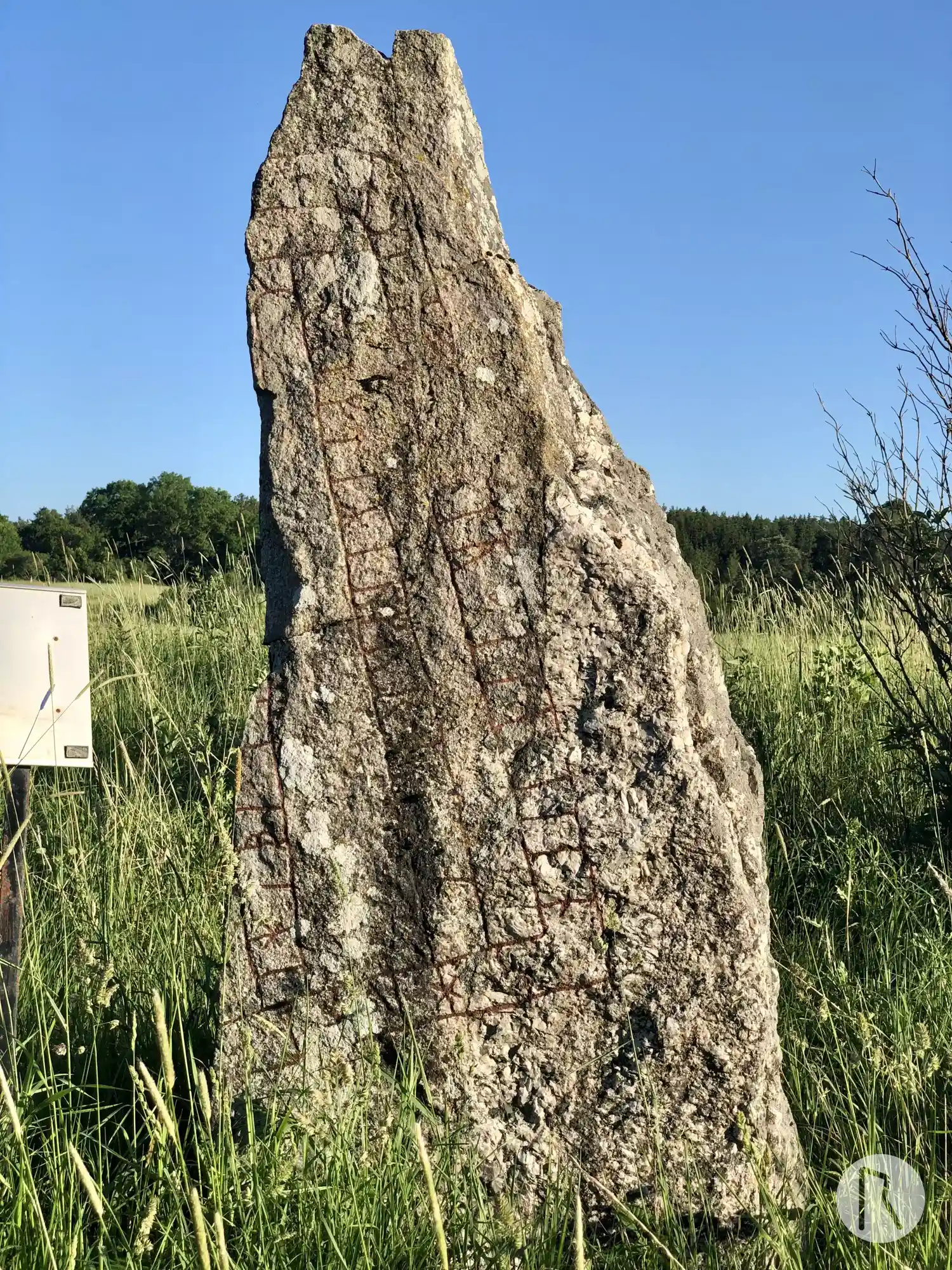 Rune-stone Örnsbacken, U319, L2016:9477 in Skånela parish, Sigtuna municipality