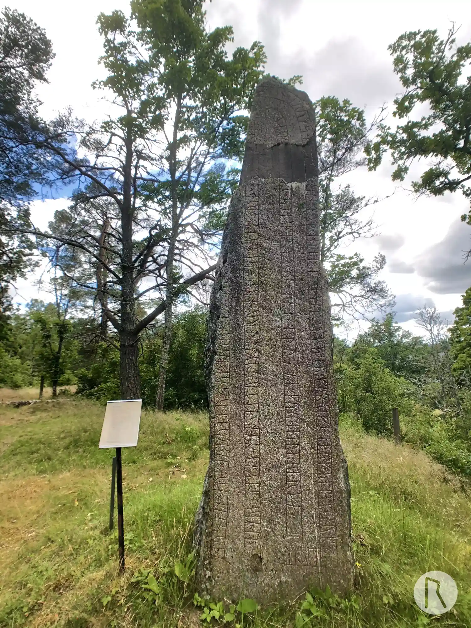 Рунічний камінь Sälnastenen, U323, L2015:5355 у Skånela парафія, Sigtuna муніципалітет