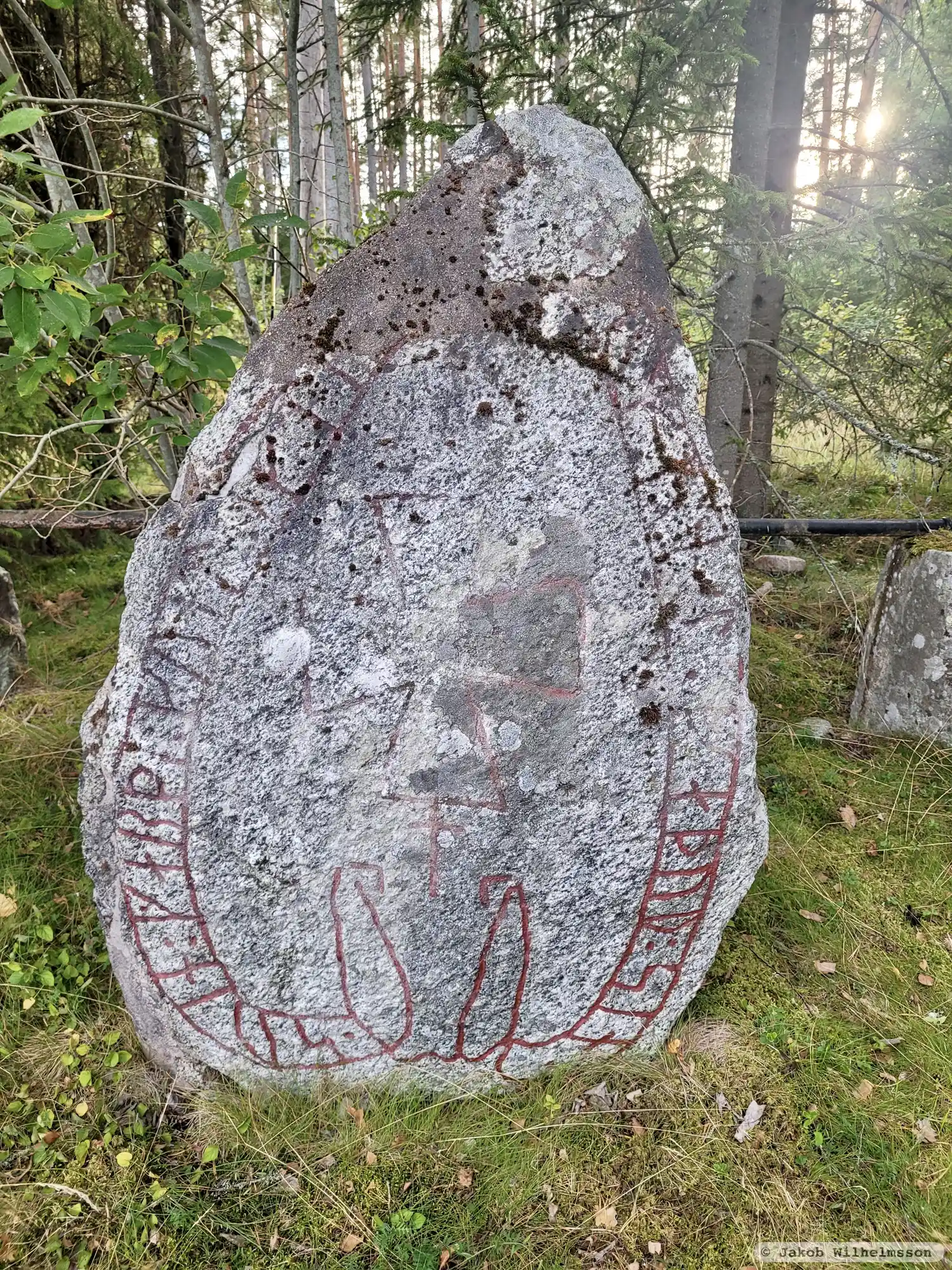 Runsten Sm142, L1973:6632 i Mellby socken, Lidköping kommun