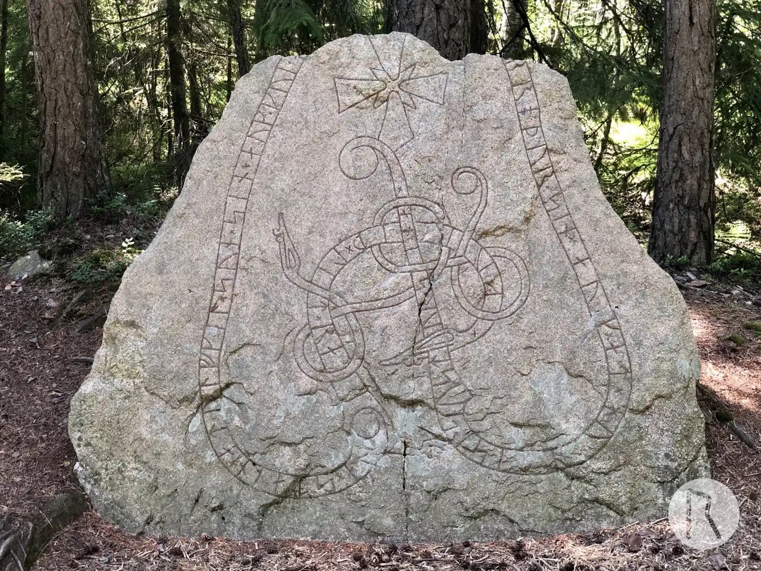 Rune-stone Snuggastenen, U100, L2015:4999 in Sollentuna parish, Sollentuna municipality