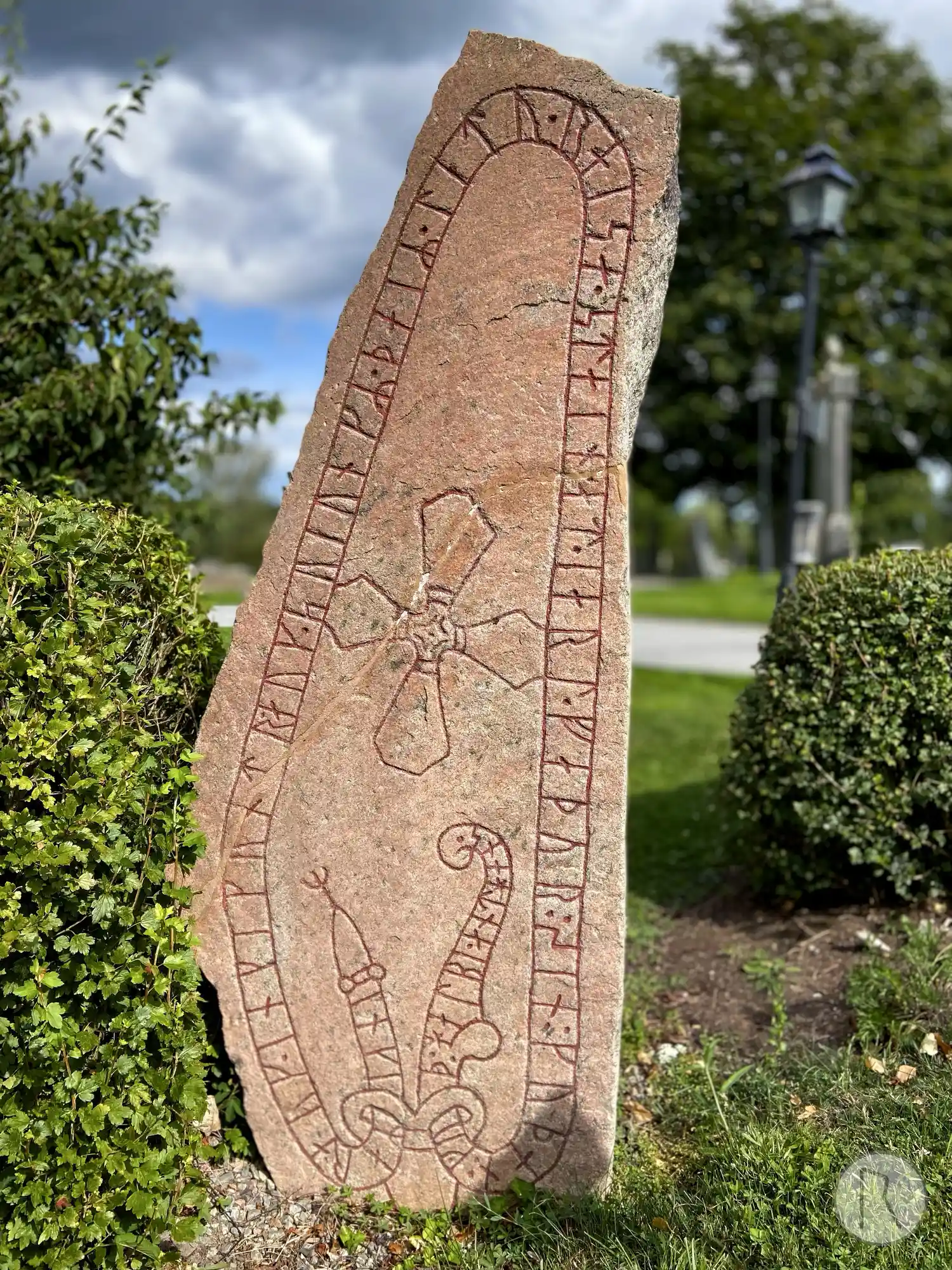 Rune-stone Sö10, L1985:6947 in Frustuna parish, Gnesta municipality