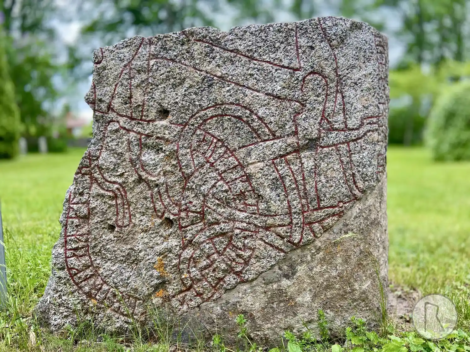 Runenstein Sö205, L1983:8468 in Överselö kirchspiel, Strängnäs gemeinde