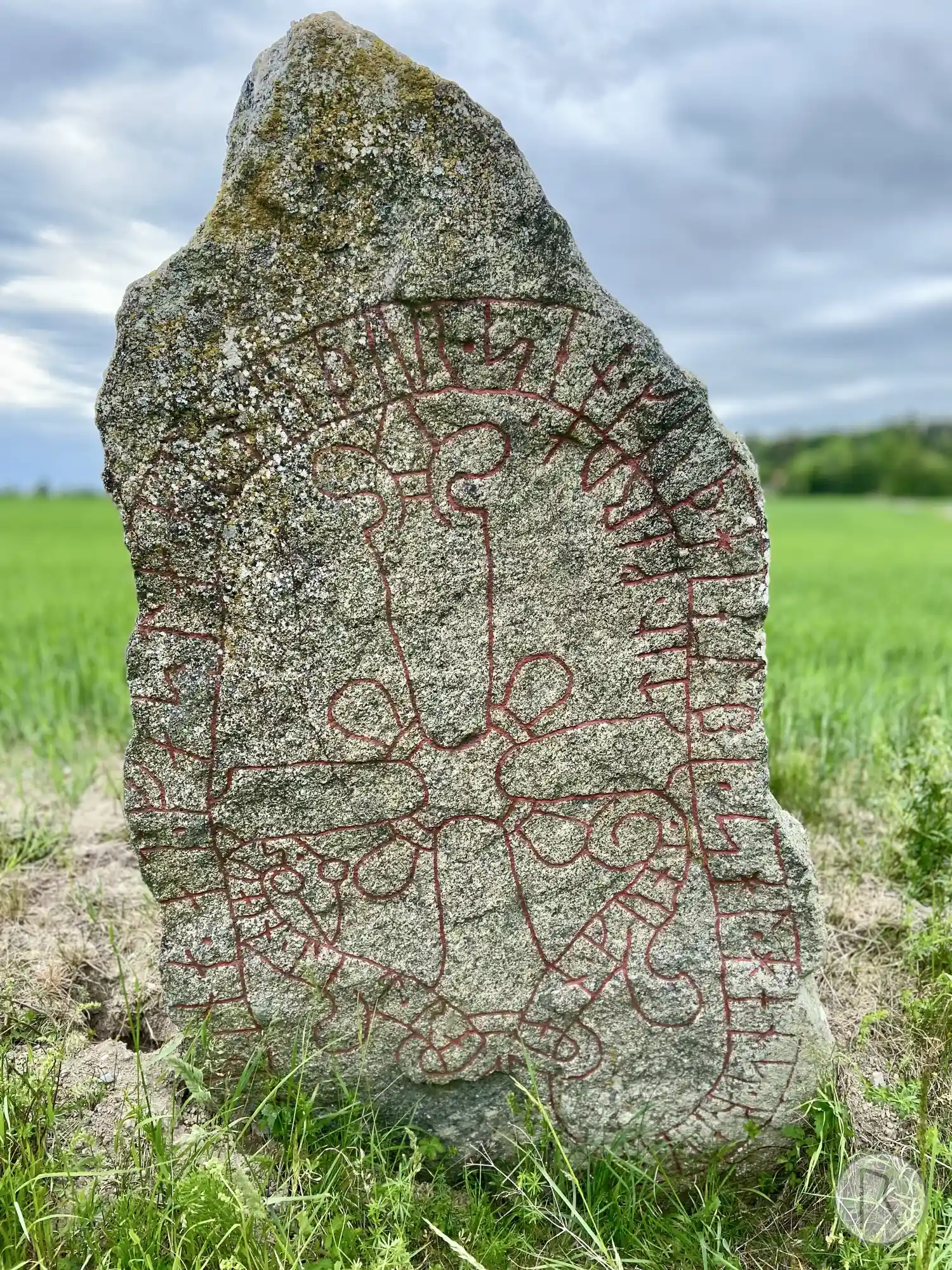Runenstein Sö212, L1983:9012 in Överselö kirchspiel, Strängnäs gemeinde