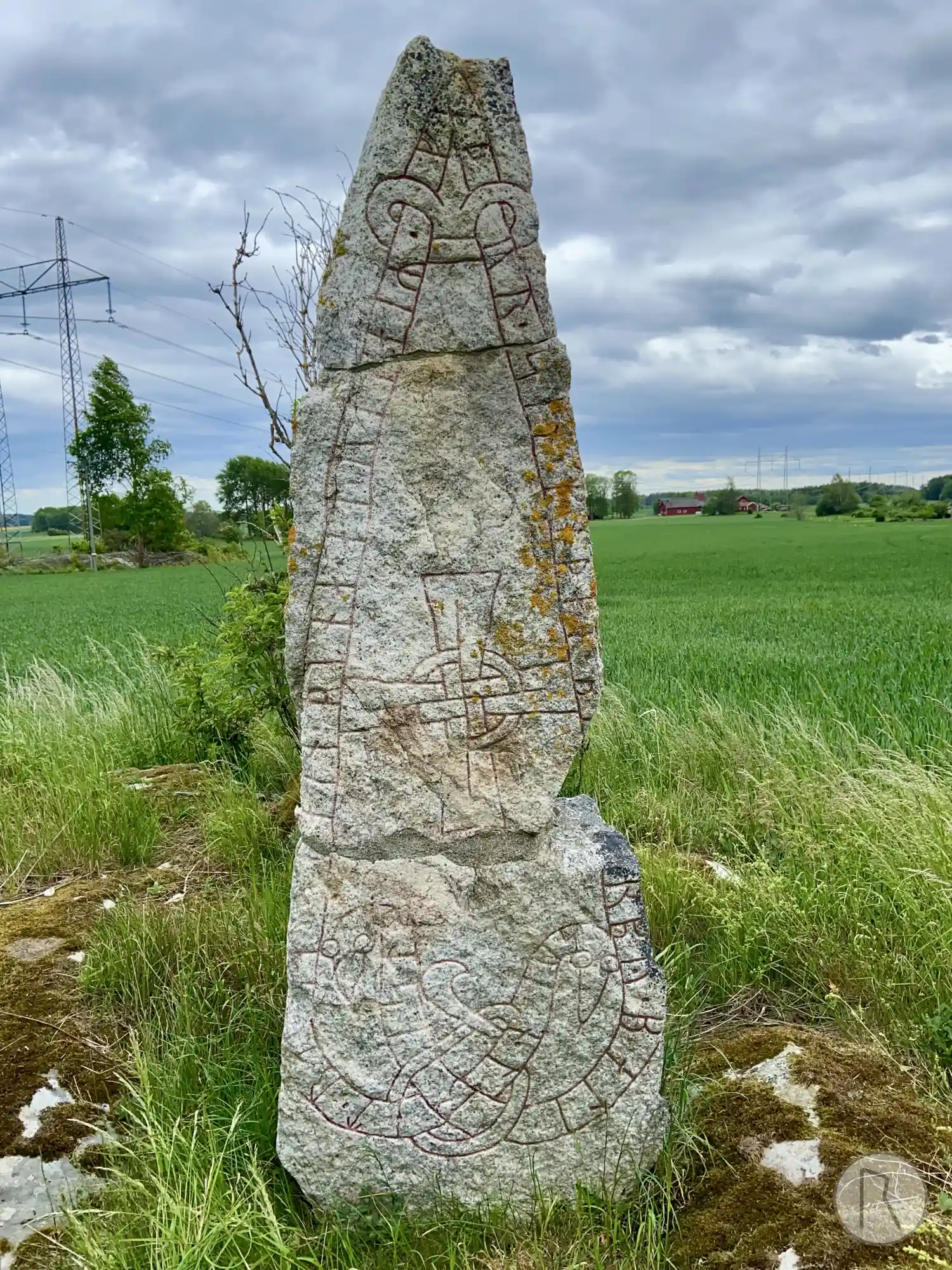 Runenstein Sö214, L1983:8507 in Överselö kirchspiel, Strängnäs gemeinde