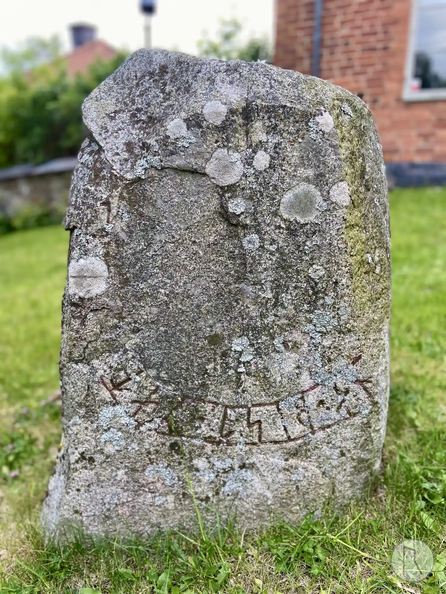 Rune-stone Sö275, L1983:255 in Strängnäs parish, Strängnäs municipality