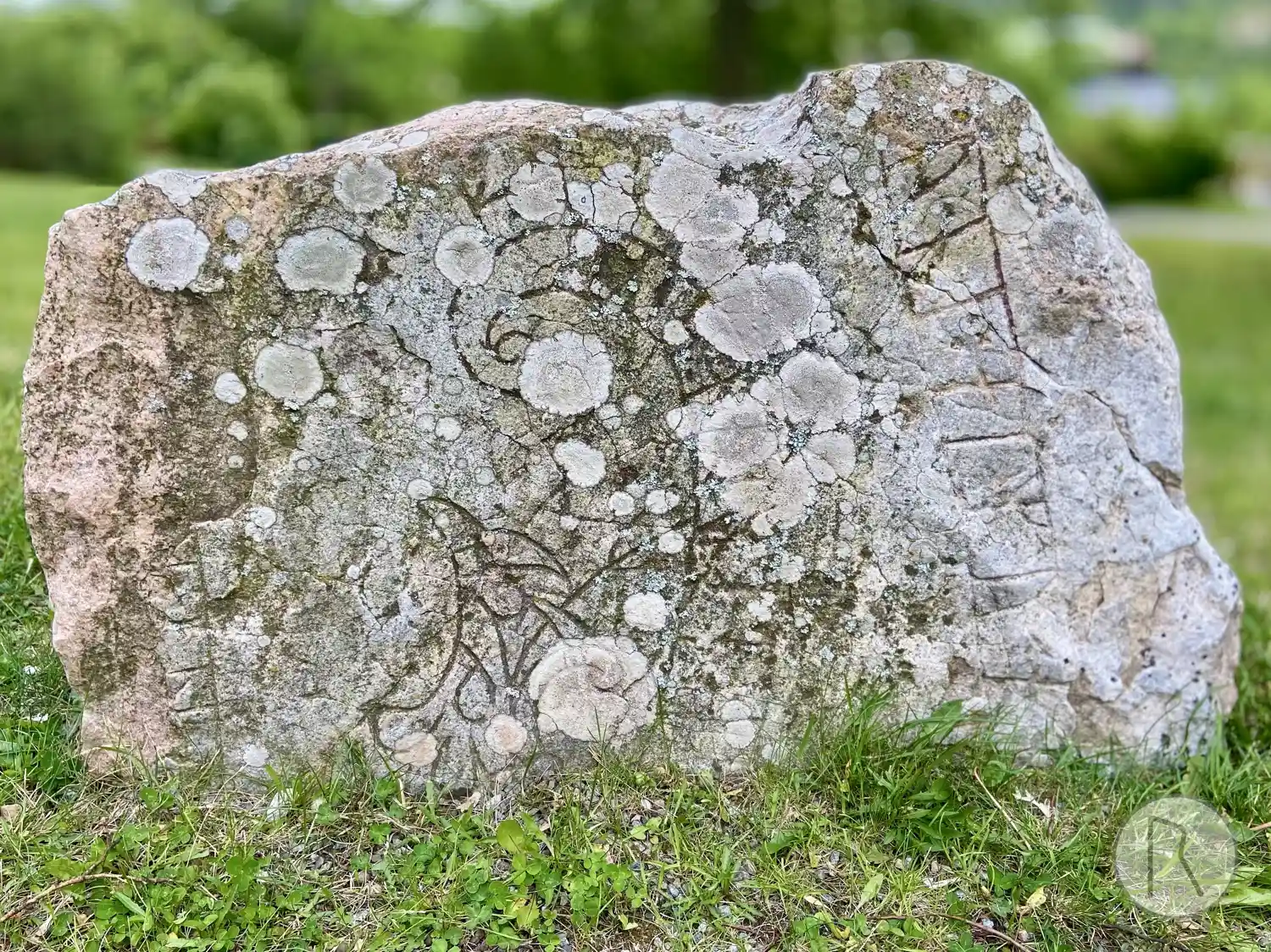 Rune-stone Sö279, L1983:807 in Strängnäs parish, Strängnäs municipality