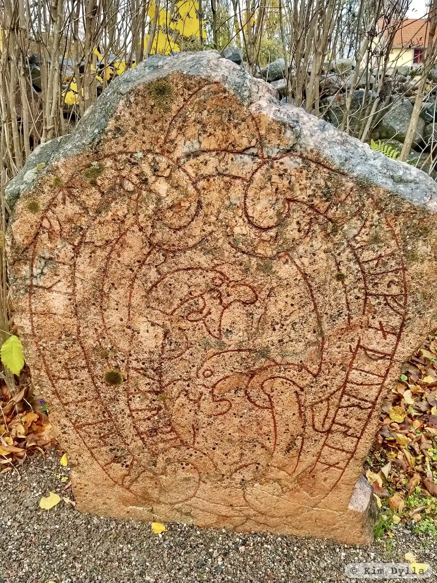 Rune-stone Sö325, L1984:2297 in Härad parish, Strängnäs municipality