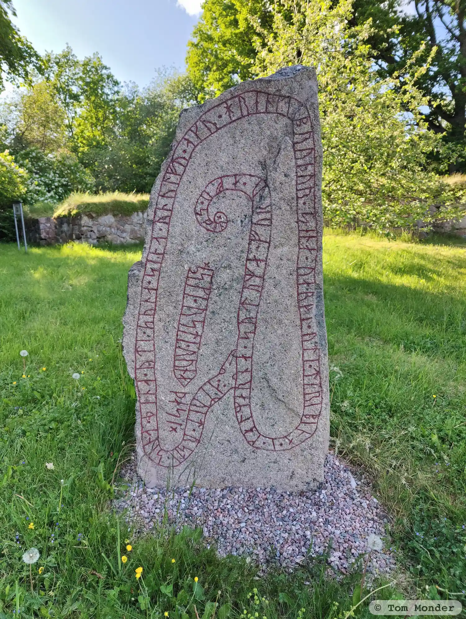 Piedra rúnica Sö333, L1983:7517 en Åker parroquia, Strängnäs municipio