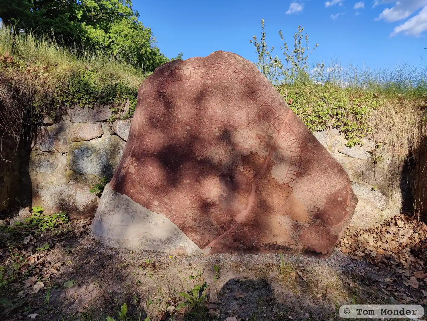 Piedra rúnica Sö335, L1983:7518 en Åker parroquia, Strängnäs municipio
