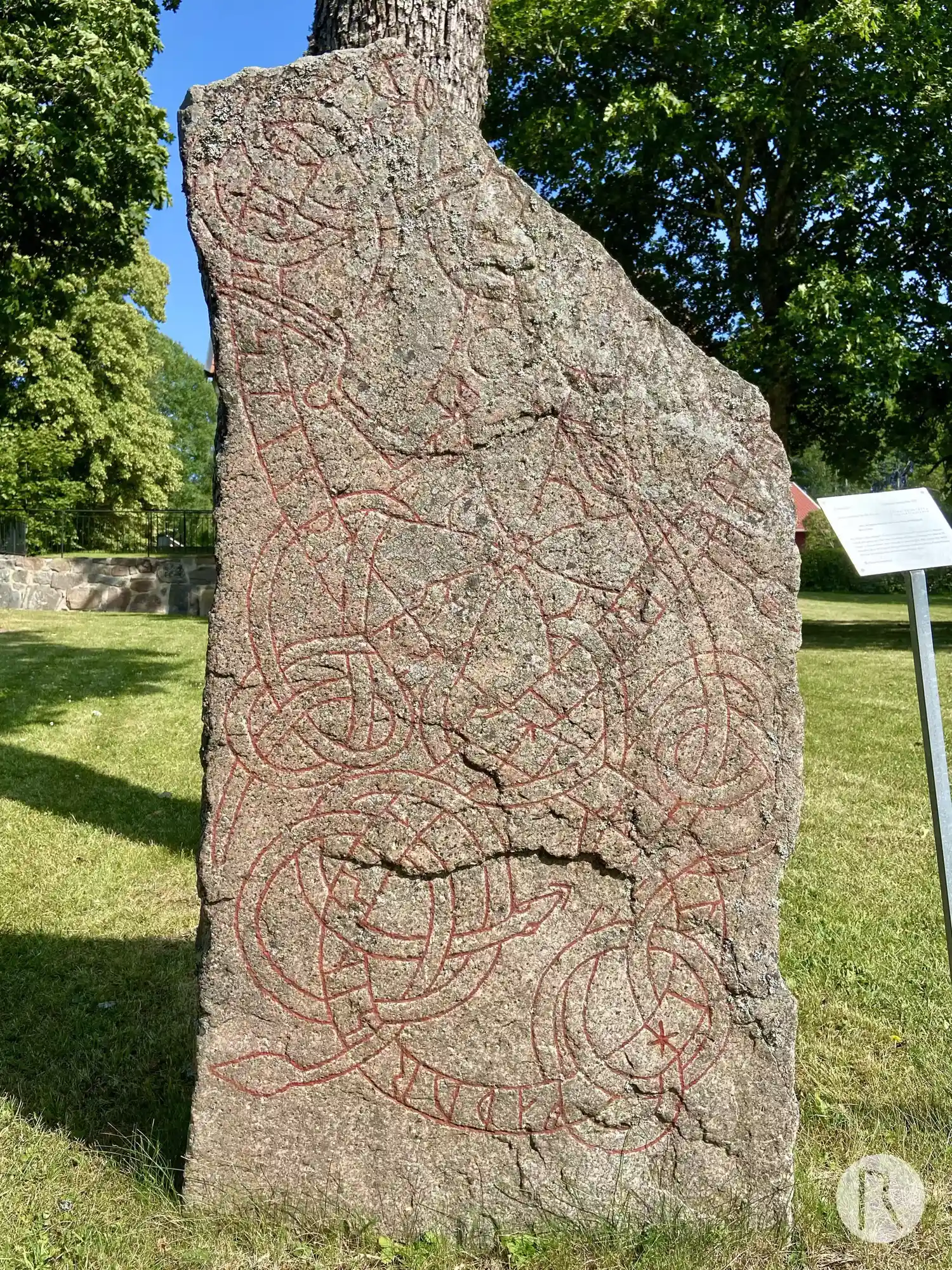 Rune-stone U1035, L1942:8611 in Tensta parish, Uppsala municipality