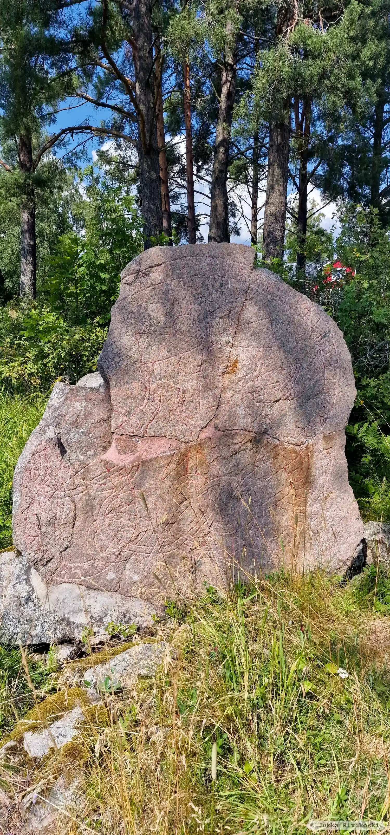 Rune-stone U1043, L1942:9447 in Tensta parish, Uppsala municipality
