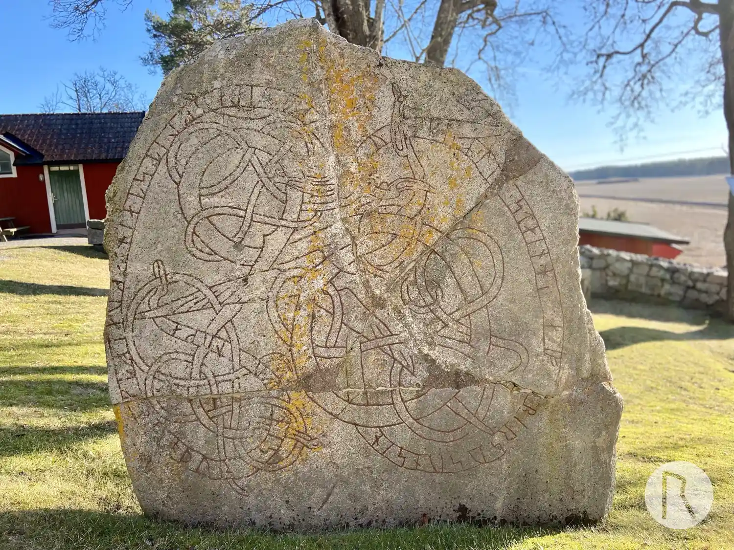 Рунічні написи в парафії Skånela