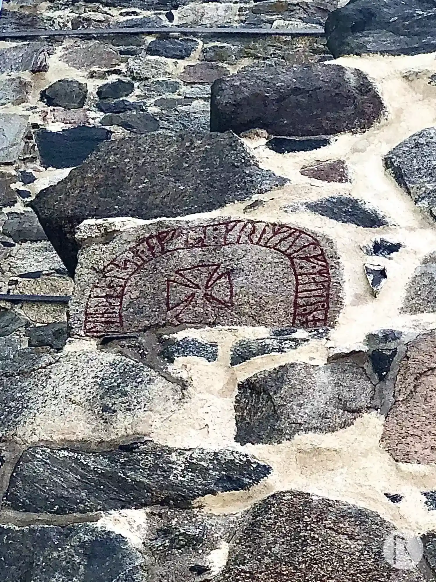 Rune-stone U385, L2015:2548 in Sigtuna parish, Sigtuna municipality
