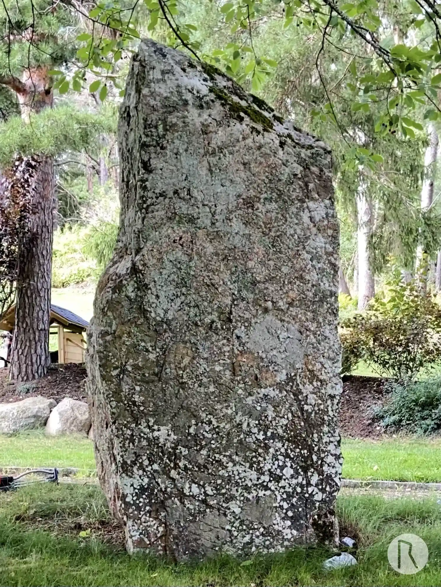 Piedra rúnica U42, L2016:8761 en Skå parroquia, Ekerö municipio