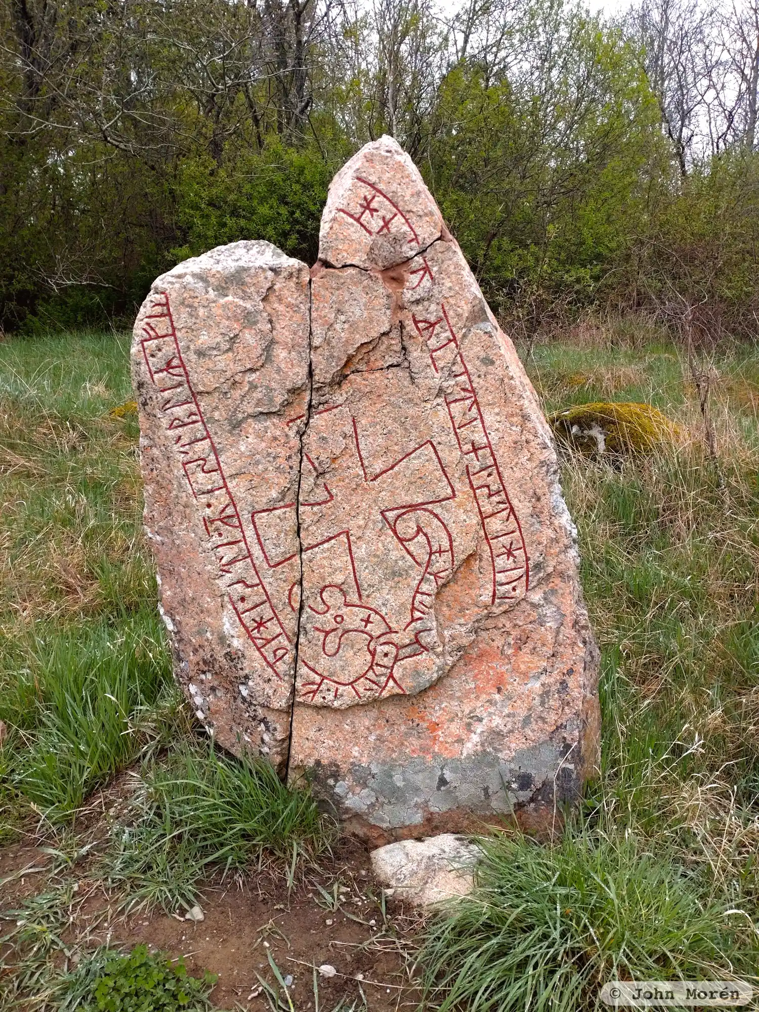 Piedra rúnica U427, L2016:8054 en Norrsunda parroquia, Sigtuna municipio