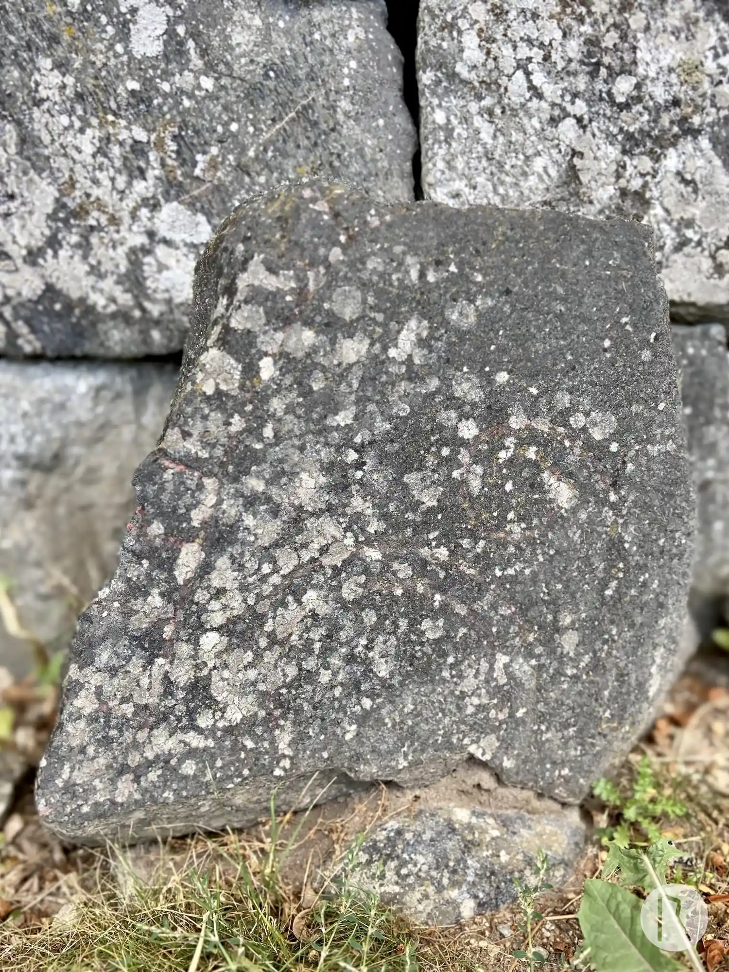 Runenstein U434, L2013:3080 in Husby-Ärlinghundra kirchspiel, Sigtuna gemeinde