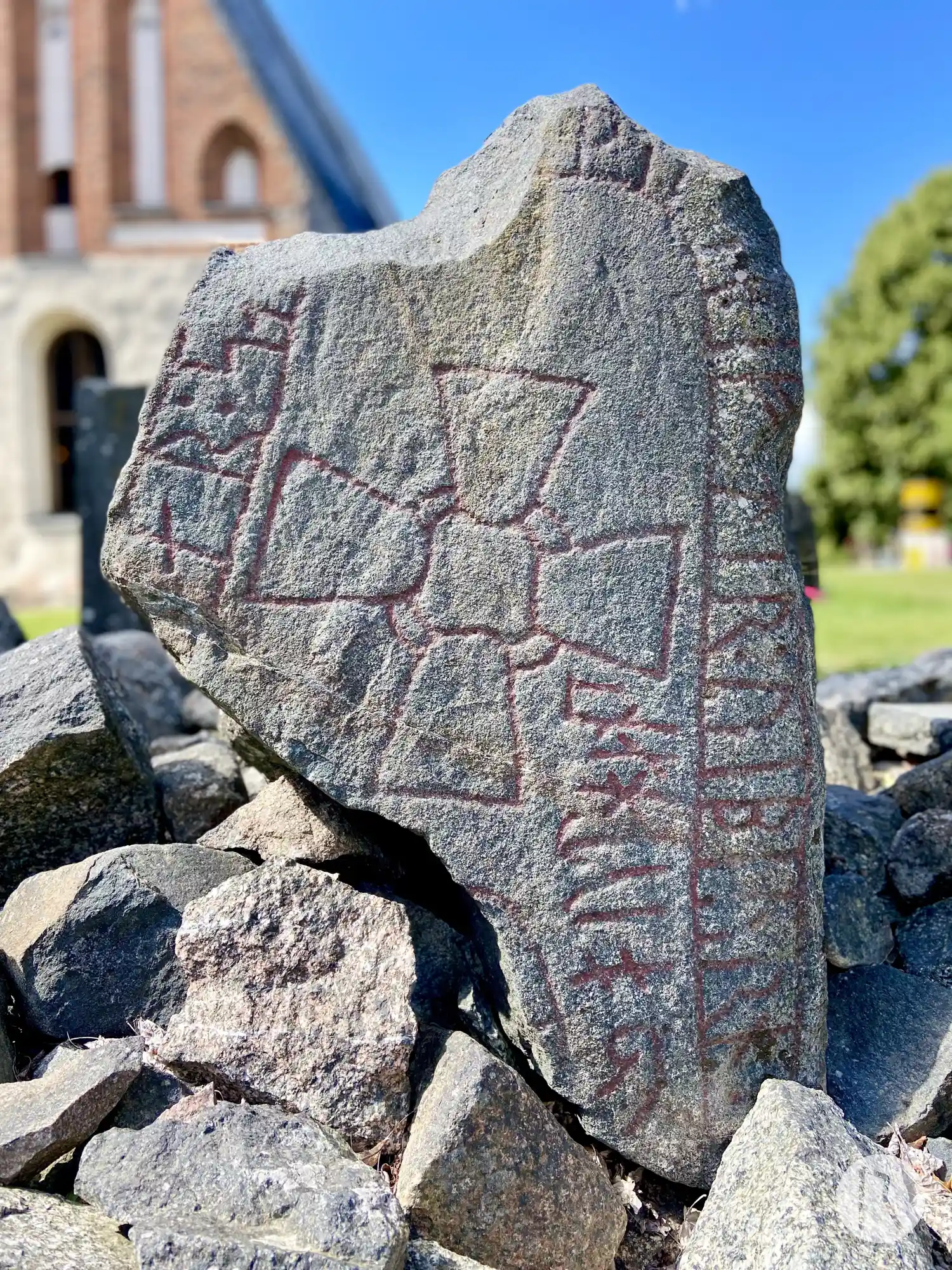 Rune-stone U470, L1942:143 in Knivsta parish, Knivsta municipality