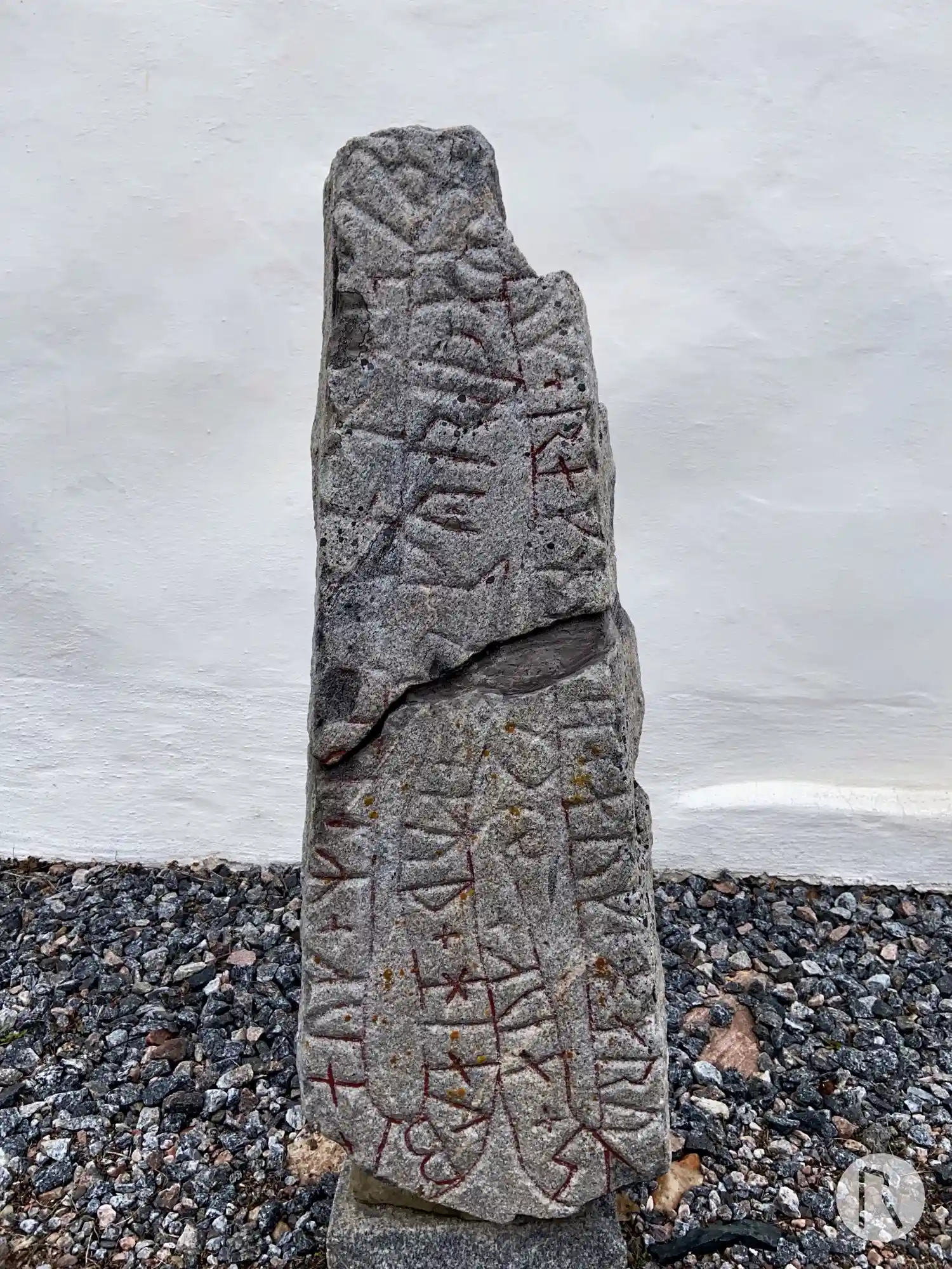 Piedra rúnica U558, L2013:3076 en Husby-Sjuhundra parroquia, Norrtälje municipio