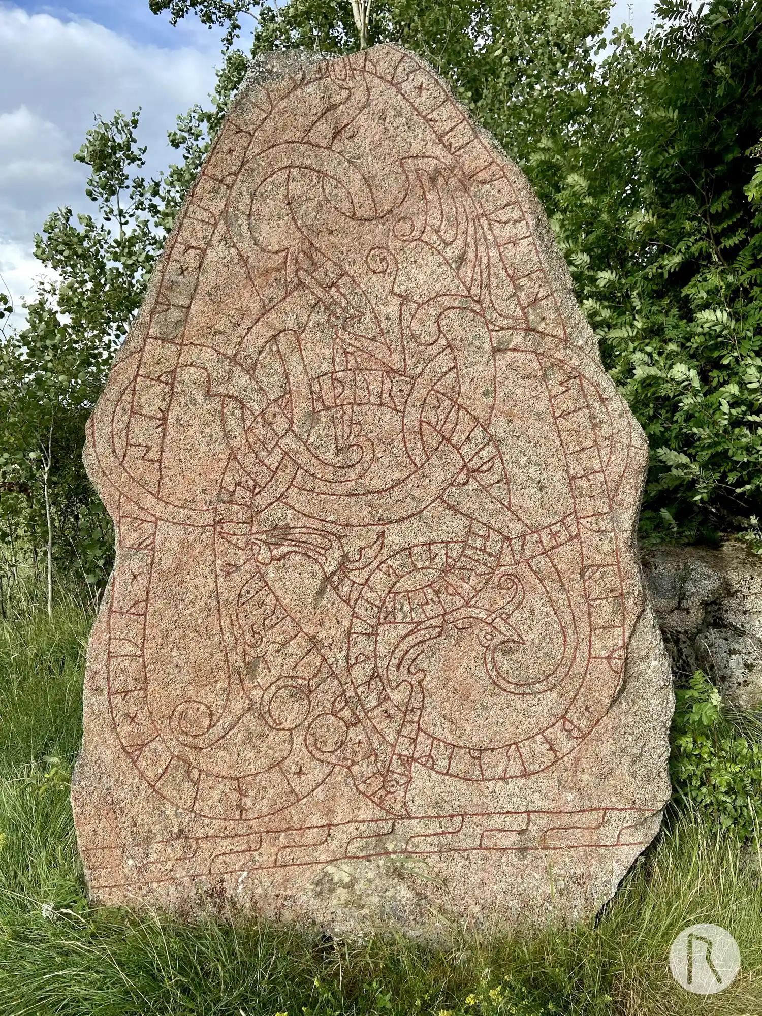 Runenstein U887, L1942:6305 in Skogs-Tibble kirchspiel, Uppsala gemeinde