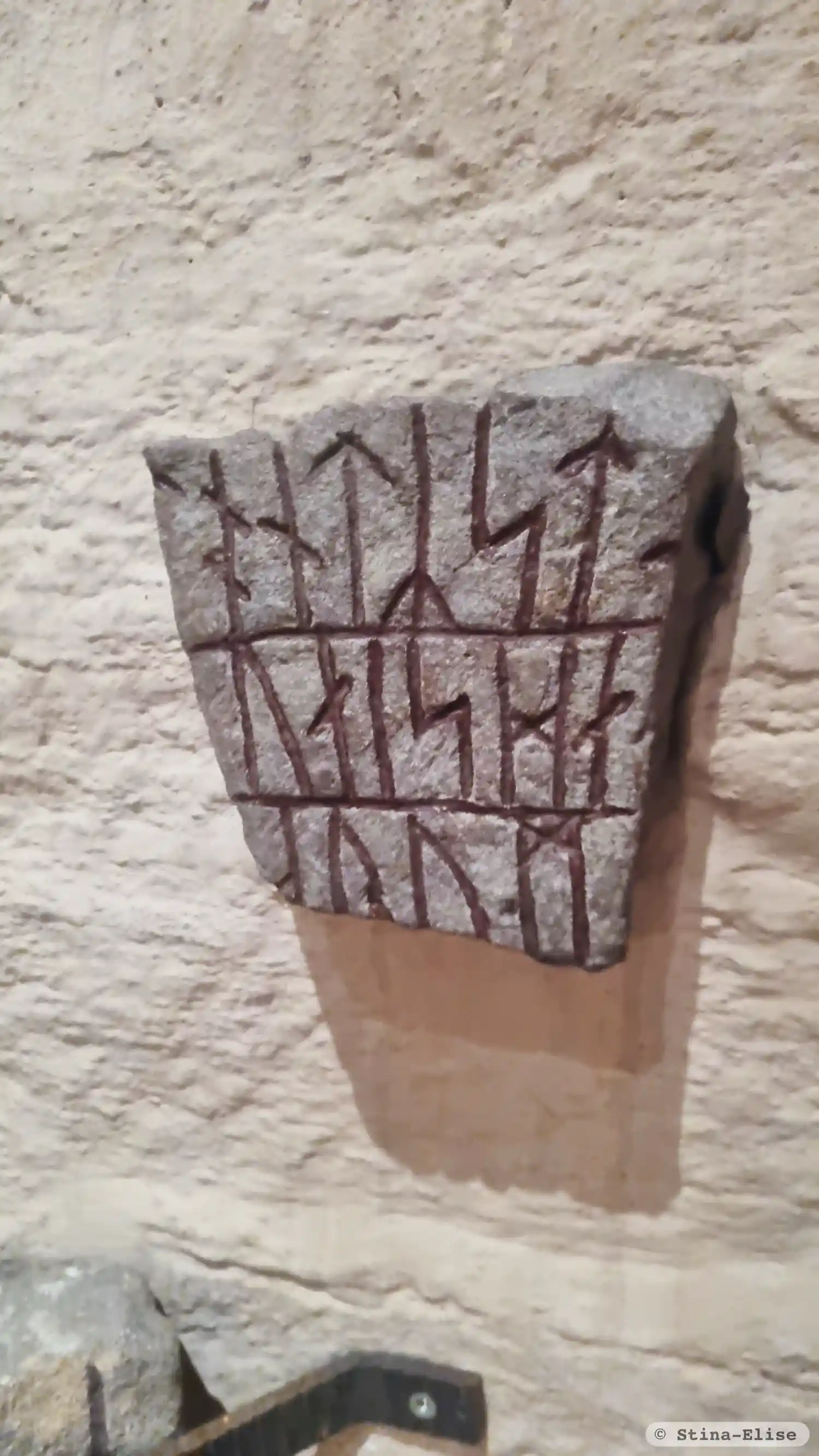 Piedra rúnica UATA2999/50, L2016:9297 en Skederid parroquia, Norrtälje municipio