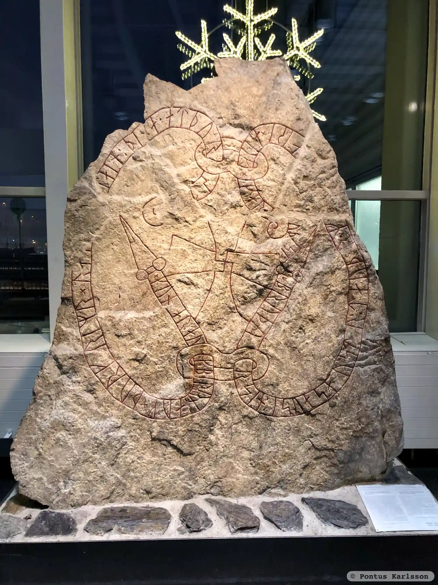 Runenstein UFv1992;157, L2013:3081 in Husby-Ärlinghundra kirchspiel, Sigtuna gemeinde