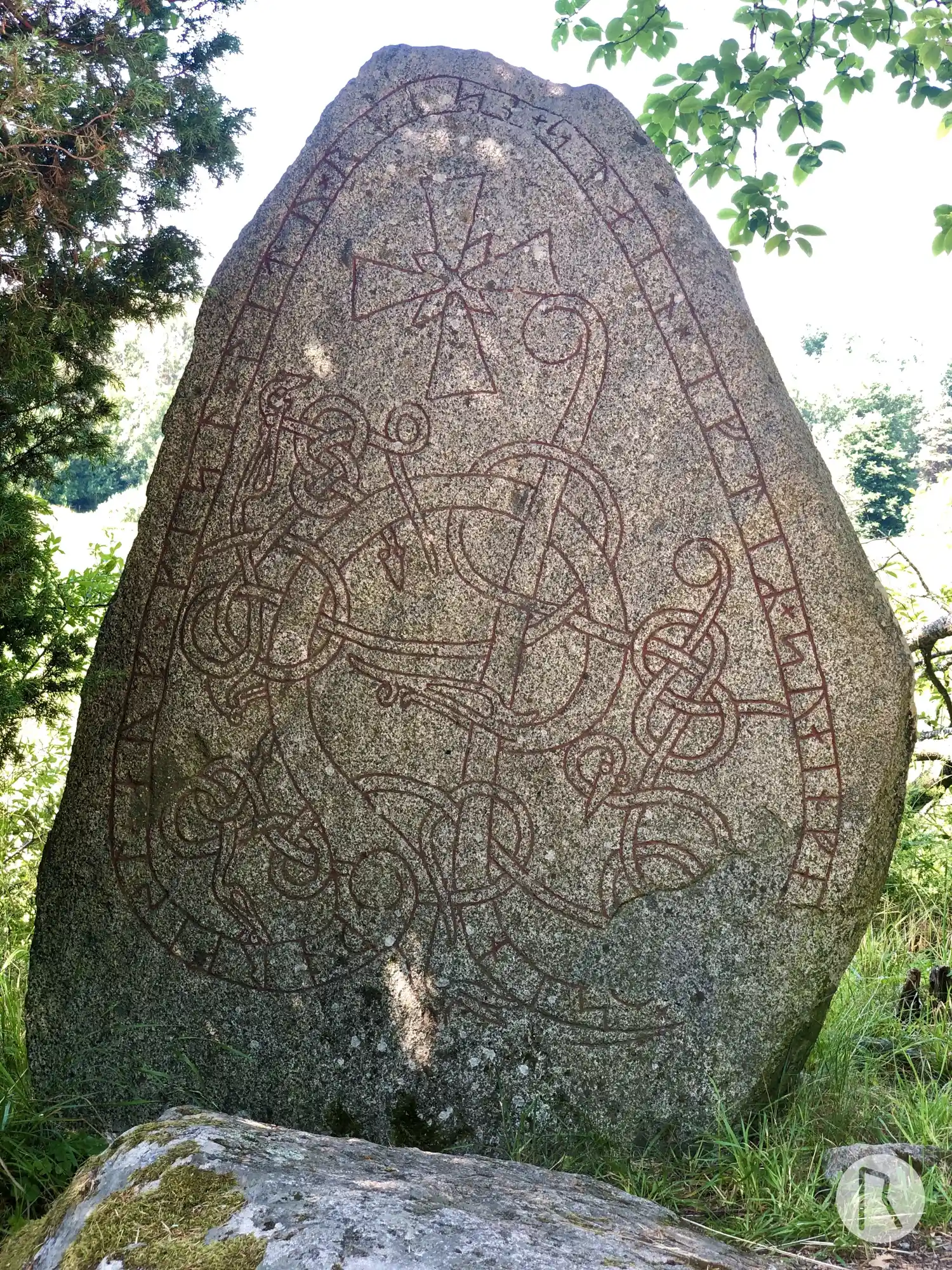 Rune-stone Vårdsätrastenen, U899, L1941:3161 in Uppsala parish, Uppsala municipality