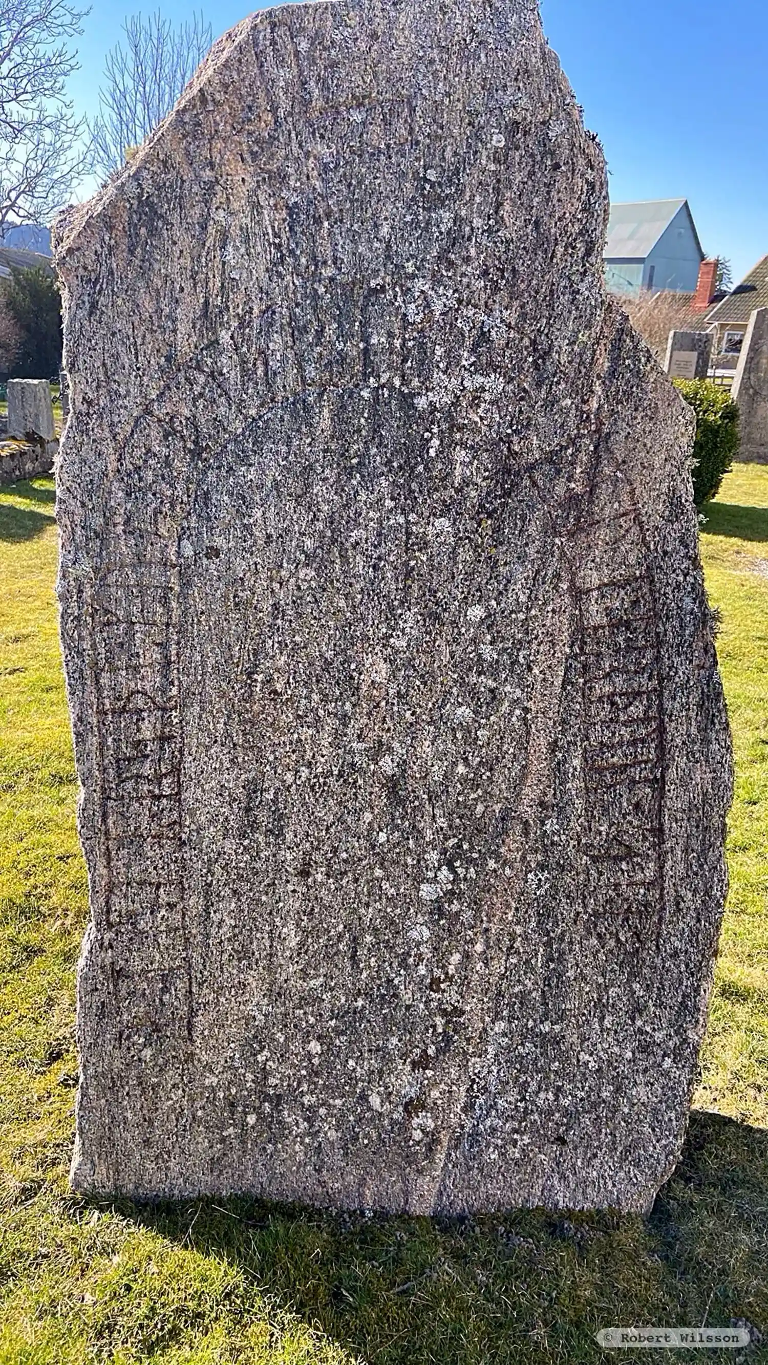 Rune-stone Vg100, L1962:1161 in Flo parish, Grästorp municipality
