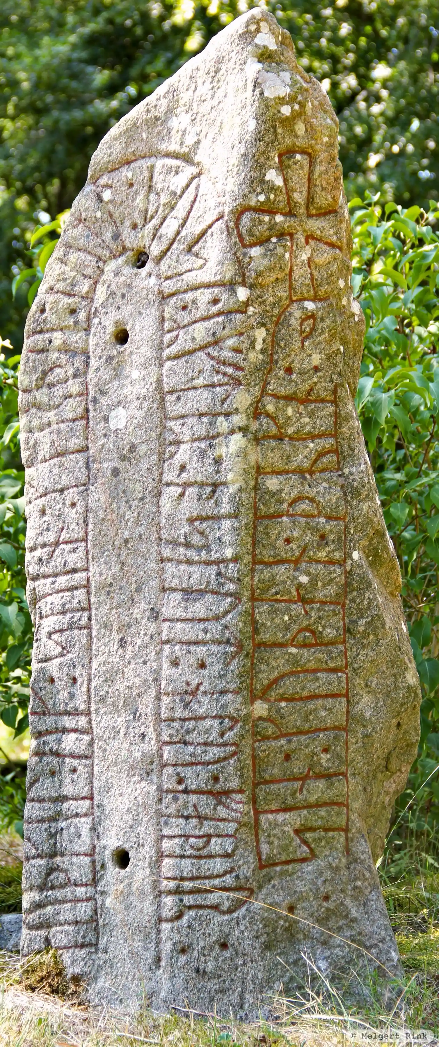 Rune-stone Vg103, L1962:5662 in Håle parish, Grästorp municipality