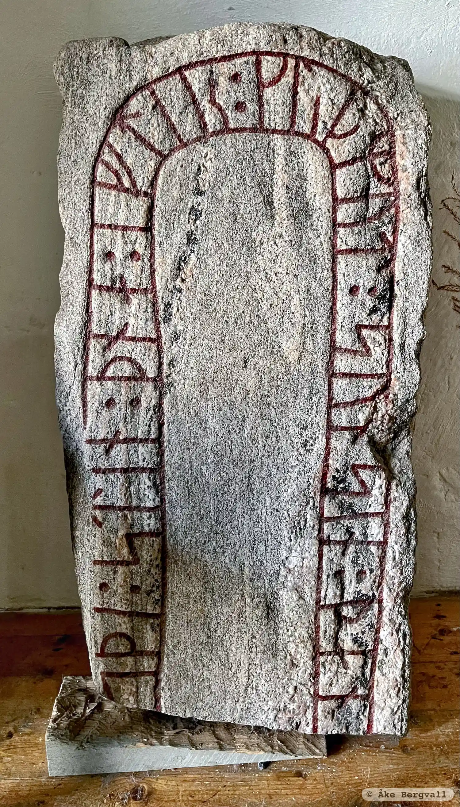 Rune-stone Vg155, L1966:9828 in Hol parish, Vårgårda municipality