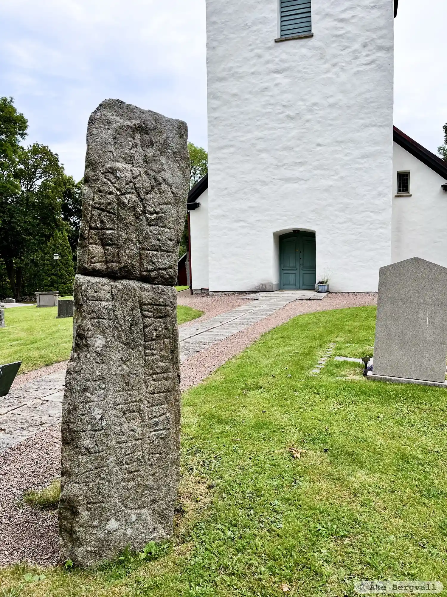 Rune-stone Vg77, L1962:137 in Eggby parish, Skara municipality