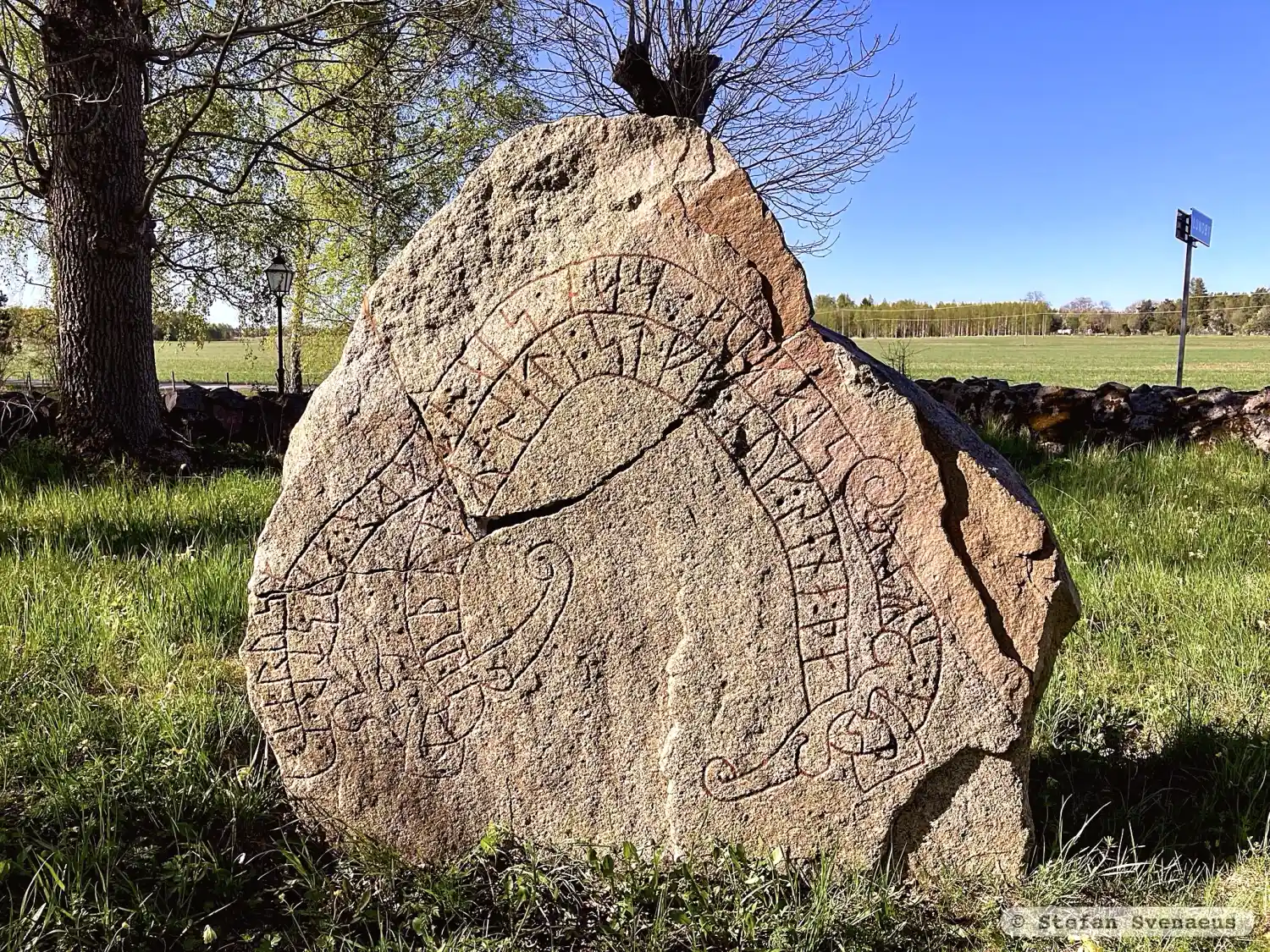 Rune-stone Vs1, L2003:7201 in Rytterne parish, Västerås municipality