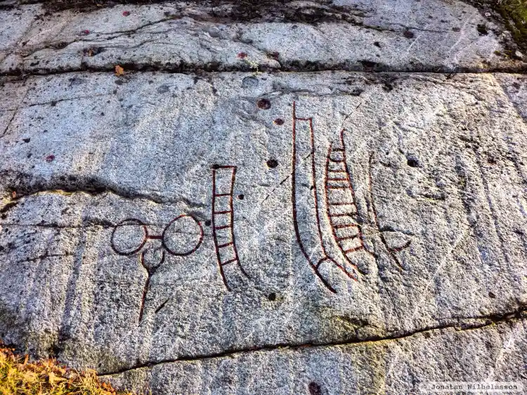 Fotografi av Hällristning, L2004:3656 taget av Jonatan Wilhelmsson