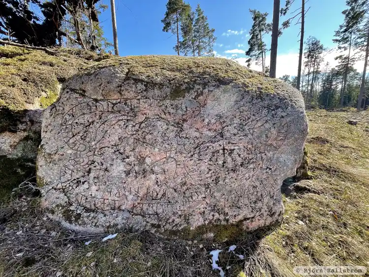 Fotografi av Runhäll Fagerlötblocket, Sö126, L1985:4689 taget av Björn Hallström