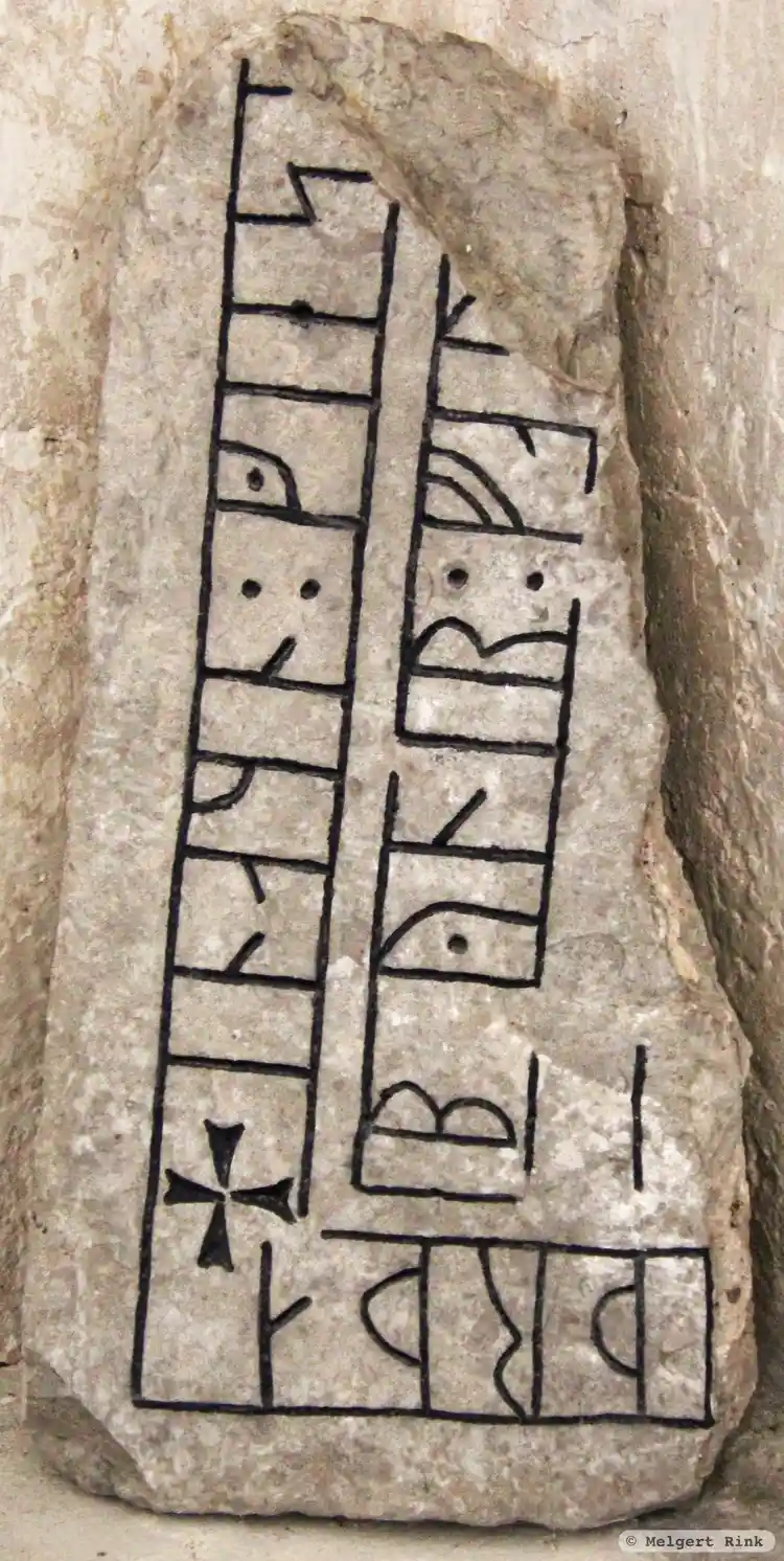 Fotografi av Runristning i gravkontext G176,  taget av Melgert Rink