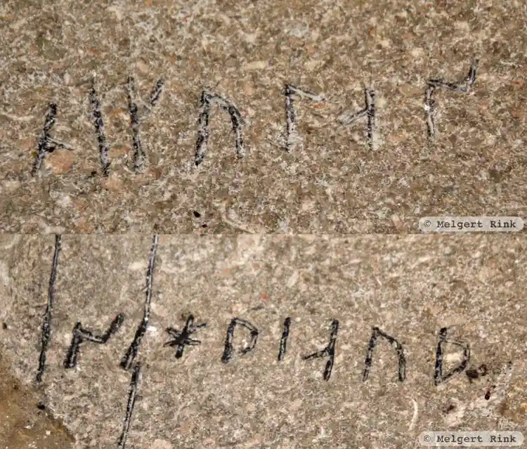 Fotografi av Runristning i gravkontext G196,  taget av Melgert Rink