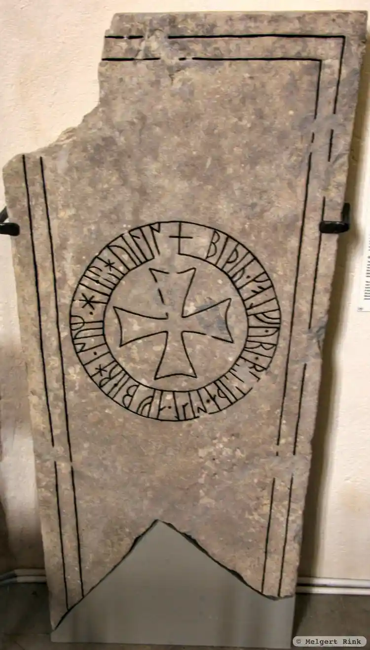 Fotografi av Runristning i gravkontext G295,  taget av Melgert Rink