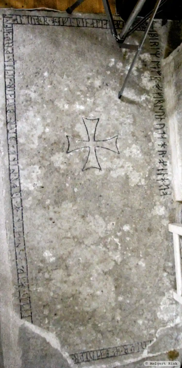 Fotografi av Runristning i gravkontext G306,  taget av Melgert Rink